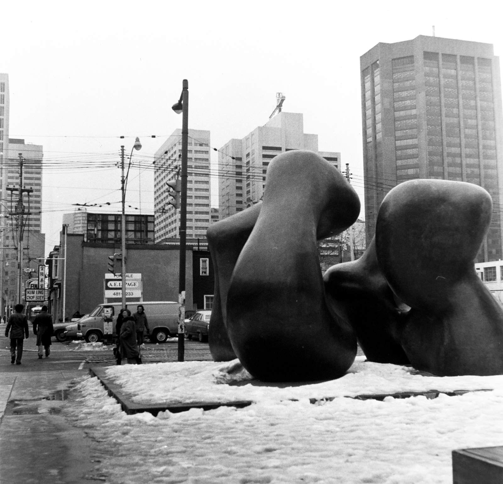Canada, Toronto, a McCaul Street és a Dundas Street sarkán áll Henry Moore szobra " Az íjász", az ArtGallery of Ontario előtt., 1970, Fortepan/Album036, Fortepan #184476