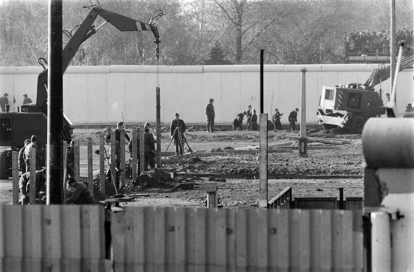 Germany, Berlin, Nyugat-Berlin és Kelet-Berlin közötti ideiglenes átjáró kialakítása a berlini falnál. A felvétel 1989. novemberében készült., 1989, Horváth Péter, regime change, Fortepan #184487