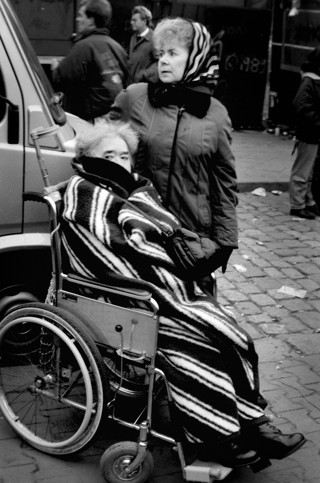 Germany, Berlin, a felvétel 1989. novemberében készült., 1989, Horváth Péter, regime change, wheelchair, Fortepan #184491