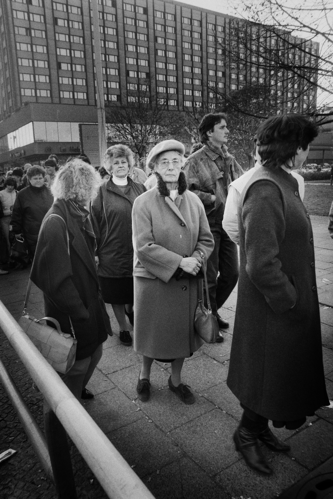 Germany, Berlin, Nyugat-Berlin és Kelet-Berlin közötti ideiglenes átjárónál várakozók a berlini falnál. A felvétel 1989. novemberében készült., 1989, Horváth Péter, regime change, Fortepan #184493