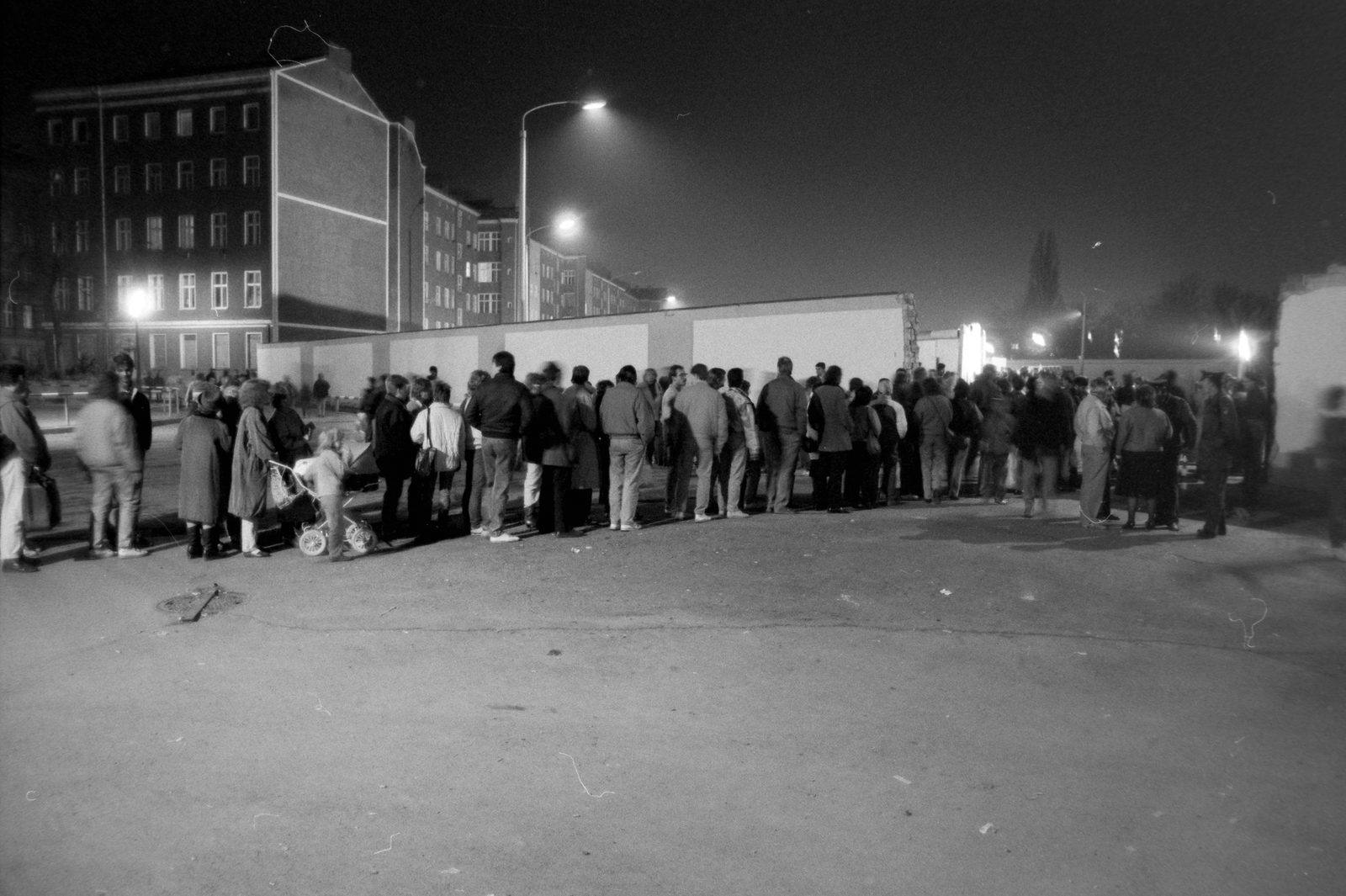 Germany, Berlin, ideiglenes átjáró Nyugat-Berlin és Kelet-Berlin között a berlini falnál. A felvétel 1989. novemberében készült., 1989, Horváth Péter, GDR, Berlin Wall, East-Berlin, regime change, Fortepan #184494