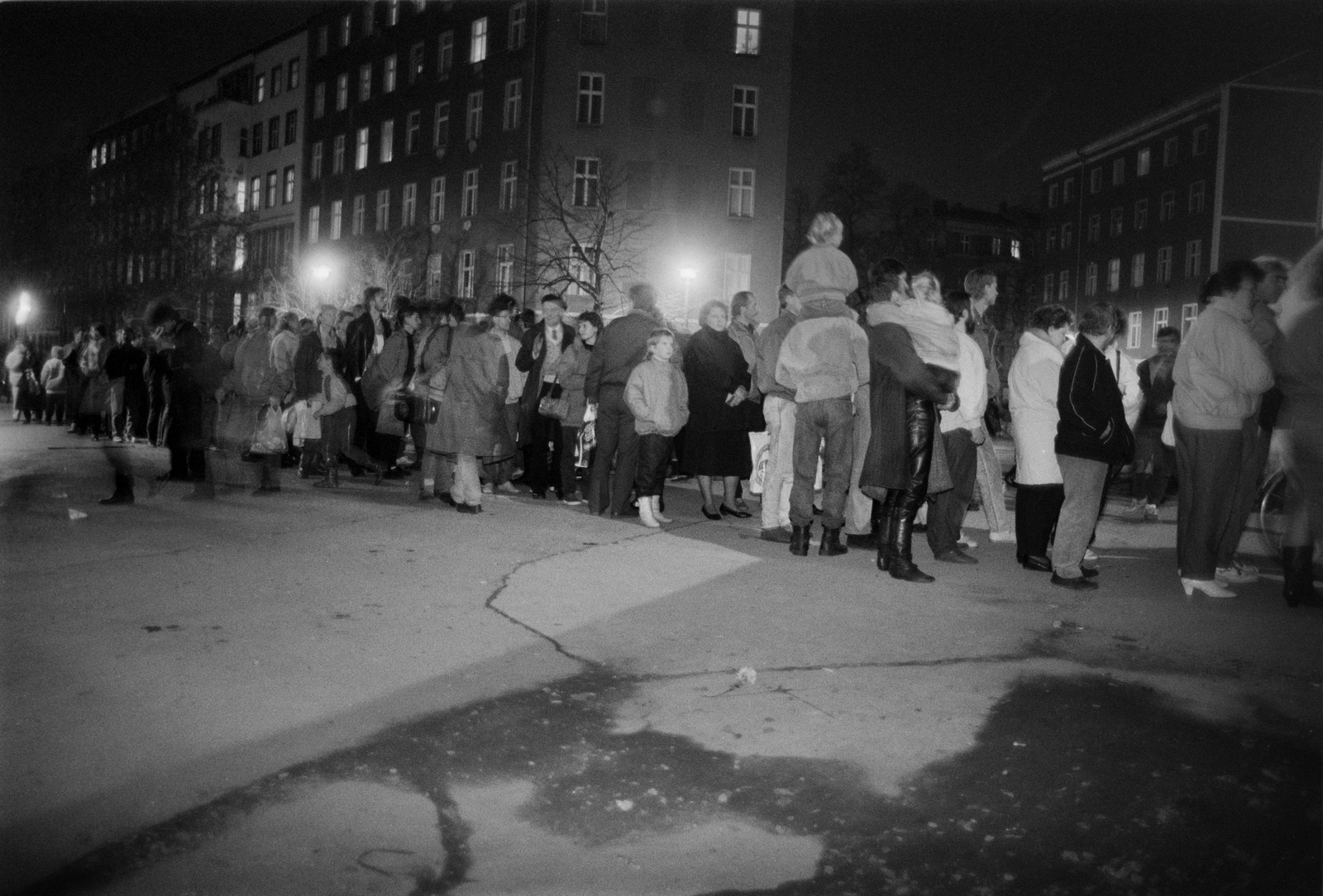 Germany, Berlin, Nyugat-Berlin és Kelet-Berlin közötti ideiglenes átjárónál várakozók a berlini falnál. A felvétel 1989. novemberében készült., 1989, Horváth Péter, regime change, Fortepan #184495