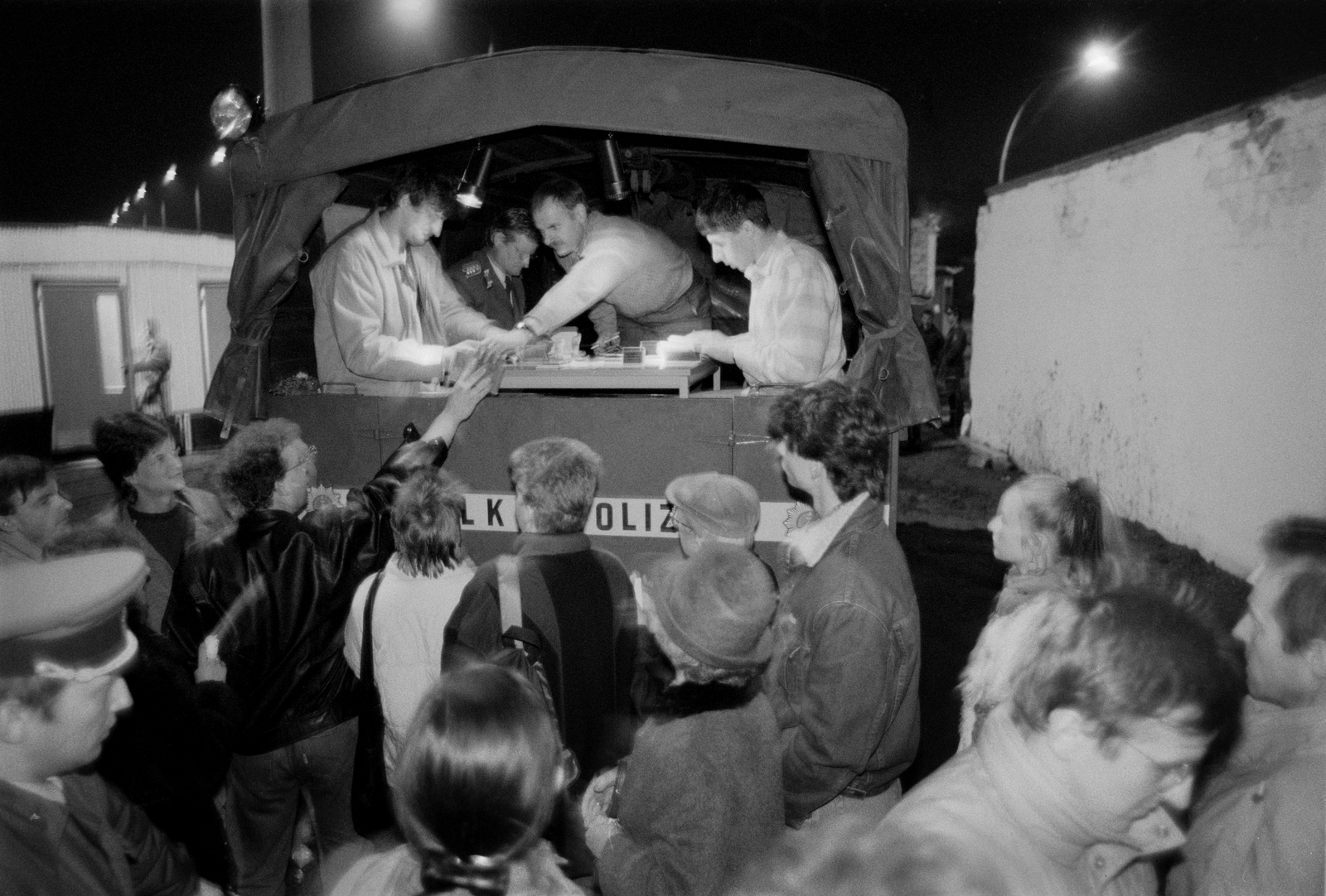 Németország, Berlin, ellenörzőpont a Nyugat-Berlin és Kelet-Berlin közötti ideiglenes átjárónál, a berlini falnál. A felvétel 1989. novemberében készült., 1989, Horváth Péter, NDK, Berlini fal, Kelet-Berlin, rendszerváltás, Fortepan #184496