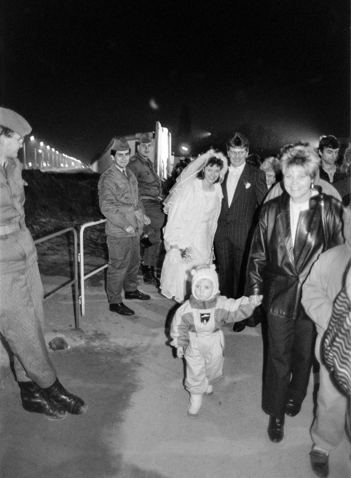 Németország, Berlin, ideiglenes átjáró Nyugat-Berlin és Kelet-Berlin között a berlini falnál. A felvétel 1989. novemberében készült., 1989, Horváth Péter, NDK, Berlini fal, Kelet-Berlin, rendszerváltás, Fortepan #184497