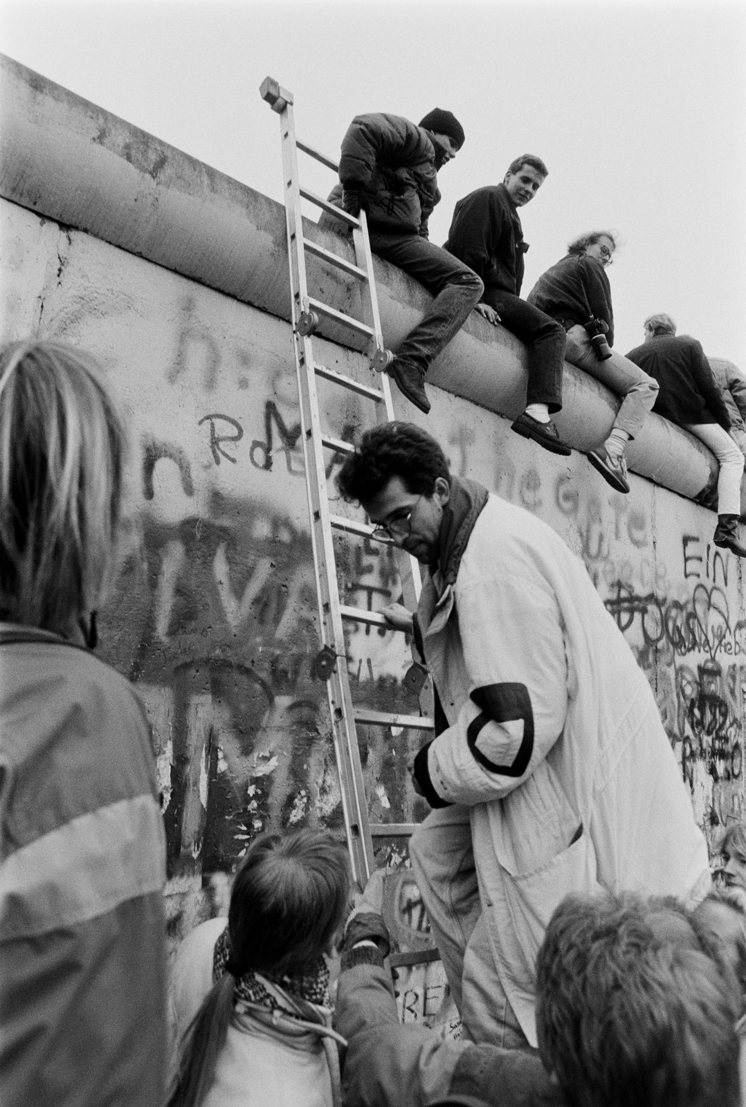 Németország, Berlin, Nyugat-Berlin és Kelet-Berlin közötti ideiglenes átjáró megnyítására várakozók a berlini falnál. A felvétel 1989. novemberében készült., 1989, Horváth Péter, Berlini fal, Nyugat-Berlin, rendszerváltás, Fortepan #184501