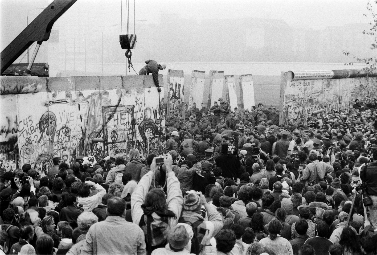 Germany, Berlin, Nyugat-Berlin és Kelet-Berlin közötti ideiglenes átjáró megnyítására várakozók a berlini falnál. A felvétel 1989. novemberében készült., 1989, Horváth Péter, Berlin Wall, regime change, Fortepan #184504