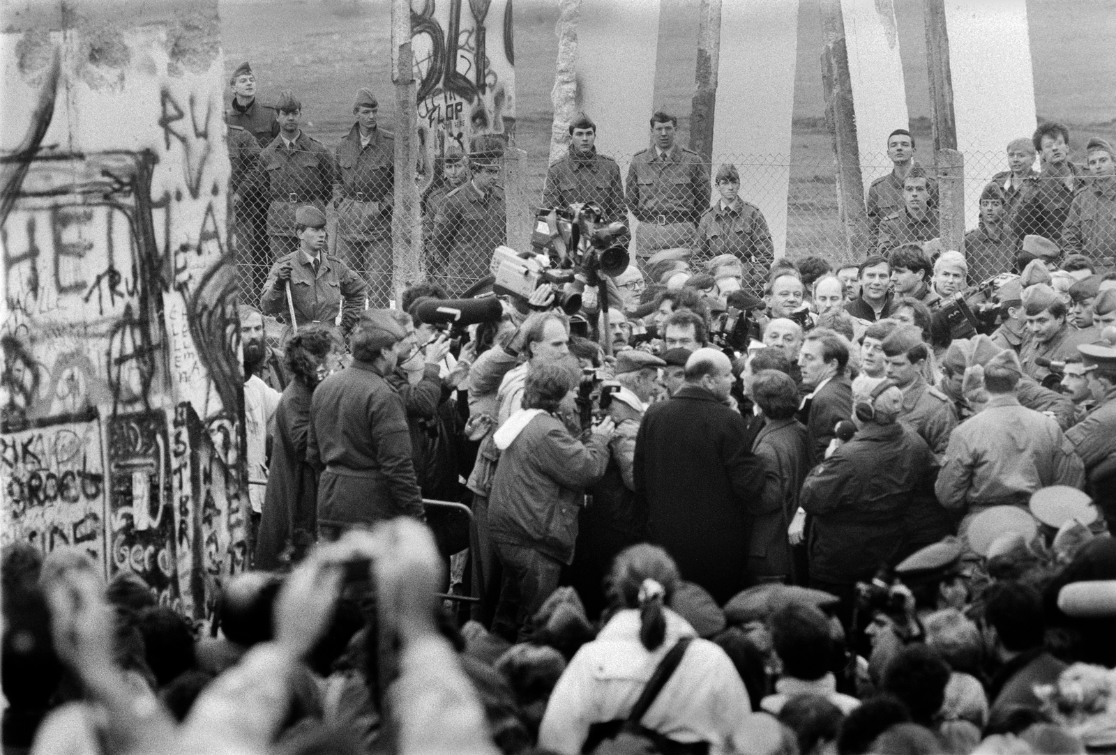 Germany, Berlin, Nyugat-Berlin és Kelet-Berlin közötti ideiglenes átjáró megnyítására várakozók a berlini falnál. A felvétel 1989. novemberében készült., 1989, Horváth Péter, Berlin Wall, regime change, Fortepan #184507