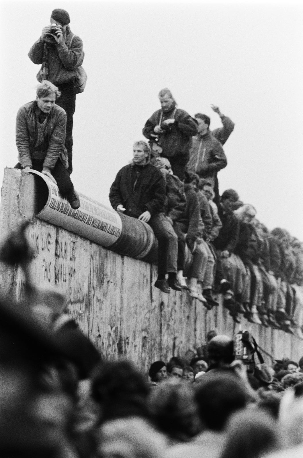 Germany, Berlin, Nyugat-Berlin és Kelet-Berlin közötti ideiglenes átjáró megnyítására várakozók a berlini falnál. A felvétel 1989. novemberében készült., 1989, Horváth Péter, regime change, Fortepan #184511