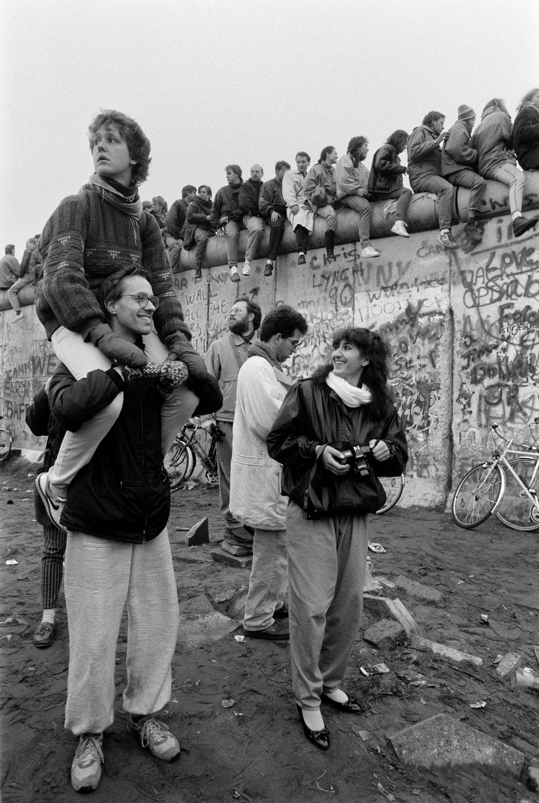 Németország, Berlin, Nyugat-Berlin és Kelet-Berlin közötti ideiglenes átjáró megnyítására várakozók a berlini falnál. A felvétel 1989. novemberében készült., 1989, Horváth Péter, Berlini fal, Nyugat-Berlin, rendszerváltás, falon ülni, nyakban ülés, Fortepan #184515
