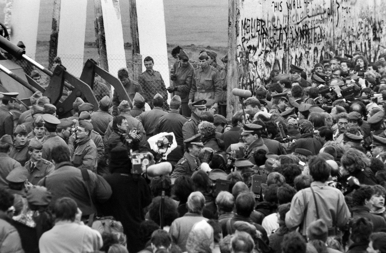 Germany, Berlin, Nyugat-Berlin és Kelet-Berlin közötti ideiglenes átjáró megnyítására várakozók a berlini falnál. A felvétel 1989. novemberében készült., 1989, Horváth Péter, Berlin Wall, East-Berlin, West Berlin, regime change, Fortepan #184521