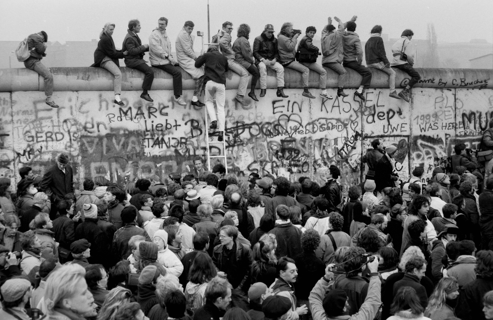 Németország, Berlin, Nyugat-Berlin és Kelet-Berlin közötti ideiglenes átjáró megnyítására várakozók a berlini falnál. A felvétel 1989. novemberében készült., 1989, Horváth Péter, rendszerváltás, Fortepan #184525