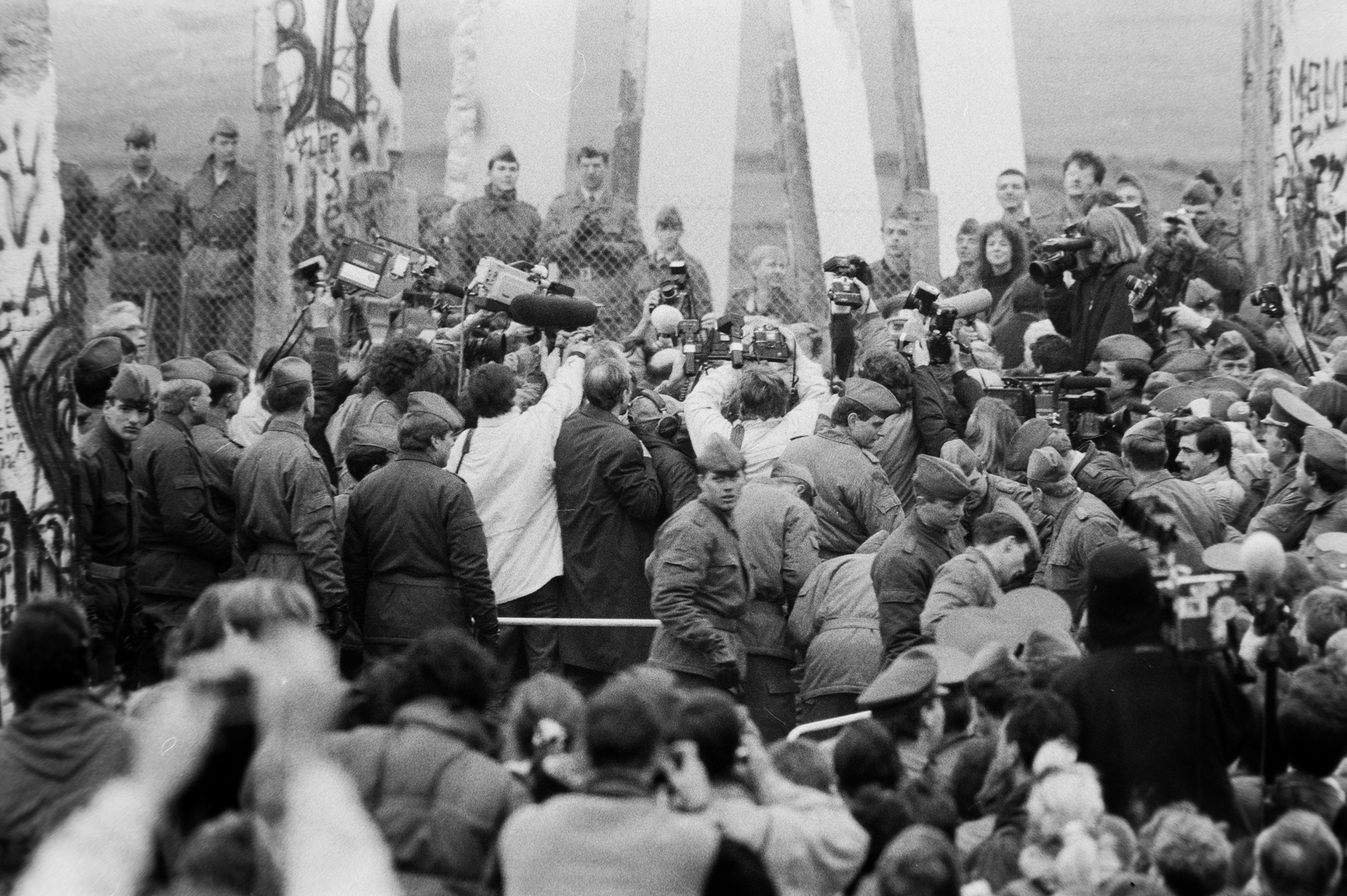 Németország, Berlin, Nyugat-Berlin és Kelet-Berlin közötti ideiglenes átjáró megnyítására várakozók a berlini falnál. A felvétel 1989. novemberében készült., 1989, Horváth Péter, Berlini fal, Kelet-Berlin, Nyugat-Berlin, rendszerváltás, Fortepan #184533