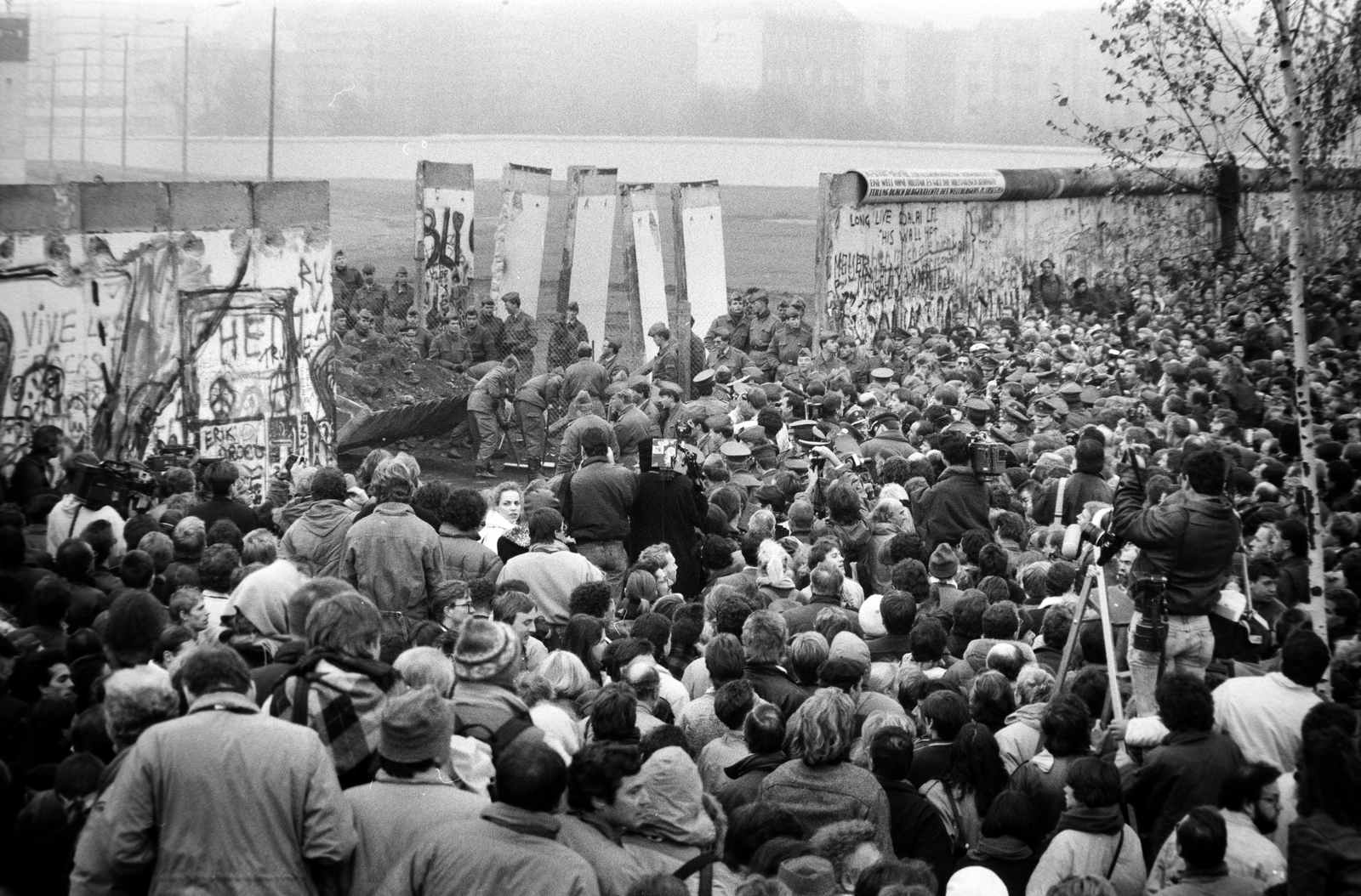 Germany, Berlin, Nyugat-Berlin és Kelet-Berlin közötti ideiglenes átjáró megnyítására várakozók a berlini falnál. A felvétel 1989. novemberében készült., 1989, Horváth Péter, GDR, Berlin Wall, East-Berlin, West Berlin, regime change, Fortepan #184535