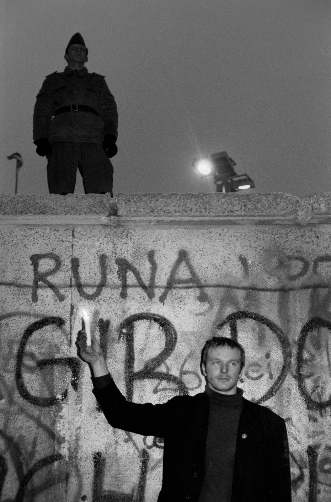 Germany, Berlin, Nyugat-Berlin és Kelet-Berlin közötti ideiglenes átjáró megnyítására várakozó a berlini falnál. A felvétel 1989. novemberében készült., 1989, Horváth Péter, Berlin Wall, regime change, Fortepan #184537
