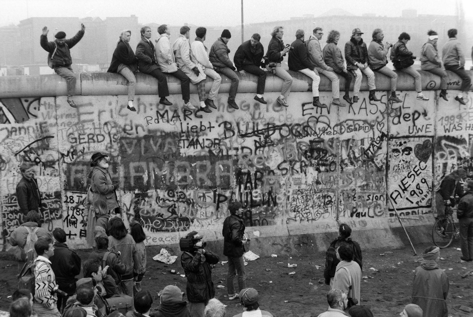 Németország, Berlin, Nyugat-Berlin és Kelet-Berlin közötti ideiglenes átjáró megnyítására várakozók a berlini falnál. A felvétel 1989. novemberében készült., 1989, Horváth Péter, rendszerváltás, Fortepan #184540