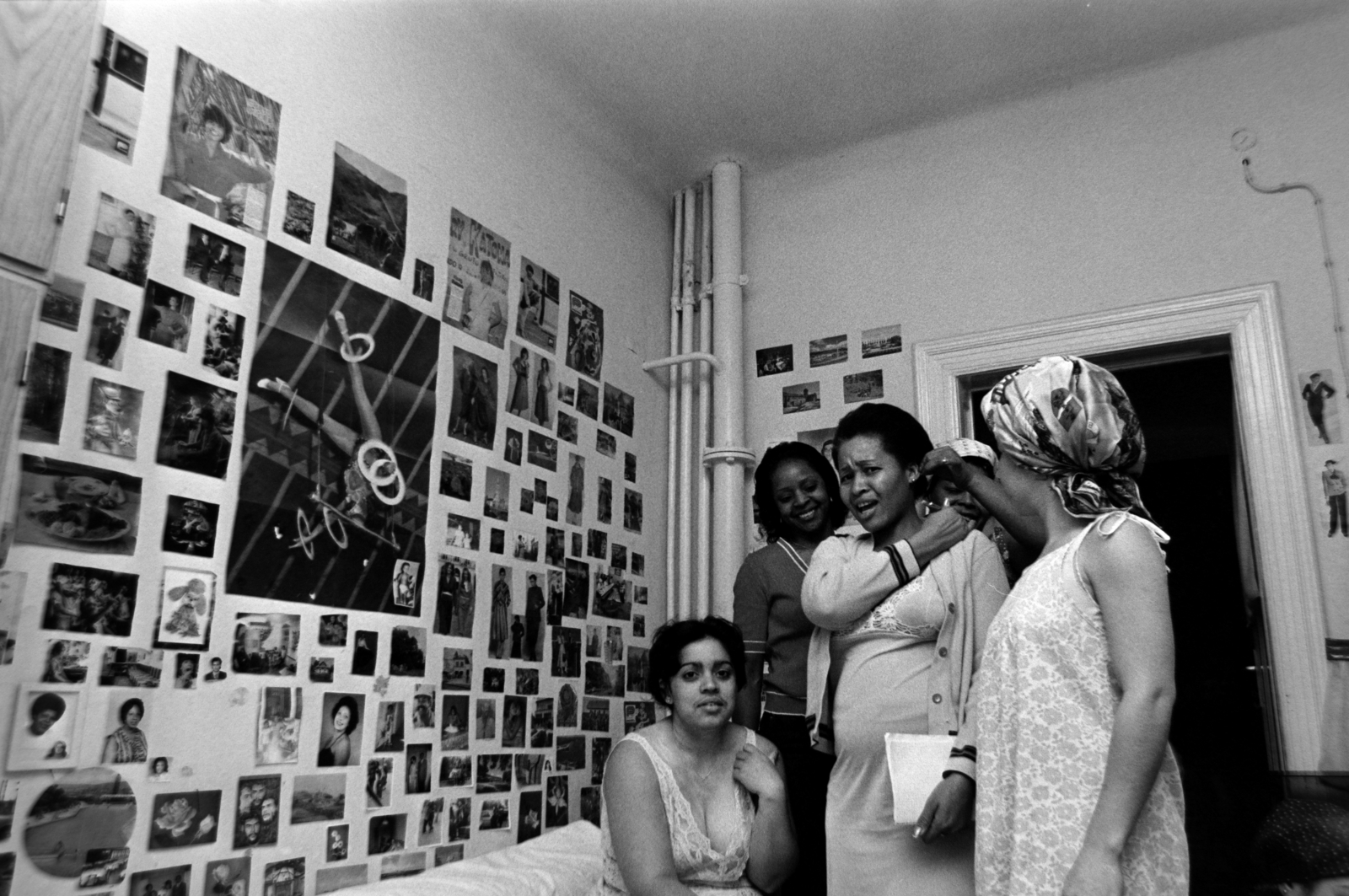 Hungary, Budapest X., Vaspálya utca, a Kőbányai Textilművek női munkásszállása. Magyarországon dolgozó kubai szövőnők., 1985, Horváth Péter, Budapest, women, workers' hostel, poster, Fortepan #184553