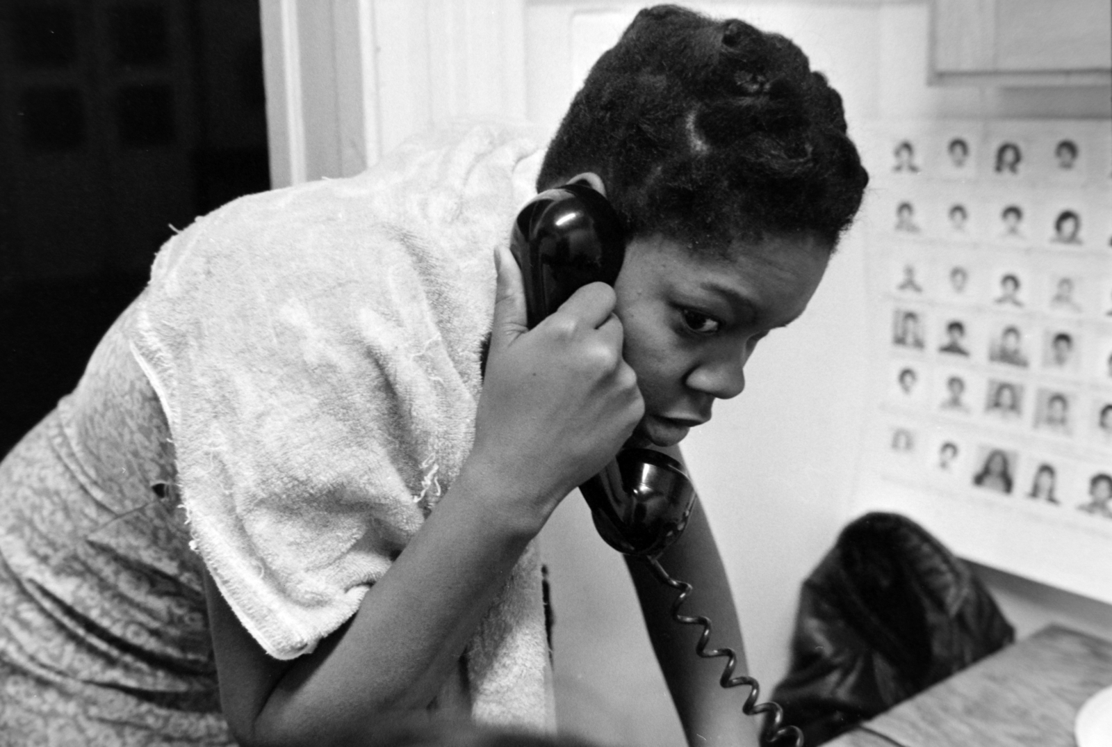 Hungary, Budapest X., Vaspálya utca, a Kőbányai Textilművek női munkásszállása. Magyarországon dolgozó kubai szövőnő., 1985, Horváth Péter, Budapest, telephone, Fortepan #184555