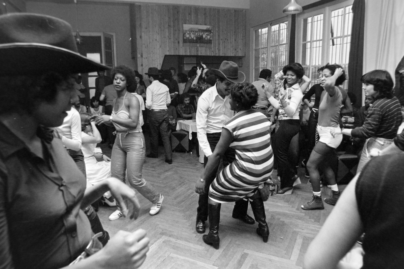 Hungary, Budapest X., Vaspálya utca, a Kőbányai Textilművek női munkásszállása. Magyarországon dolgozó kubai szövőnők., 1985, Horváth Péter, Budapest, dance, Fortepan #184558