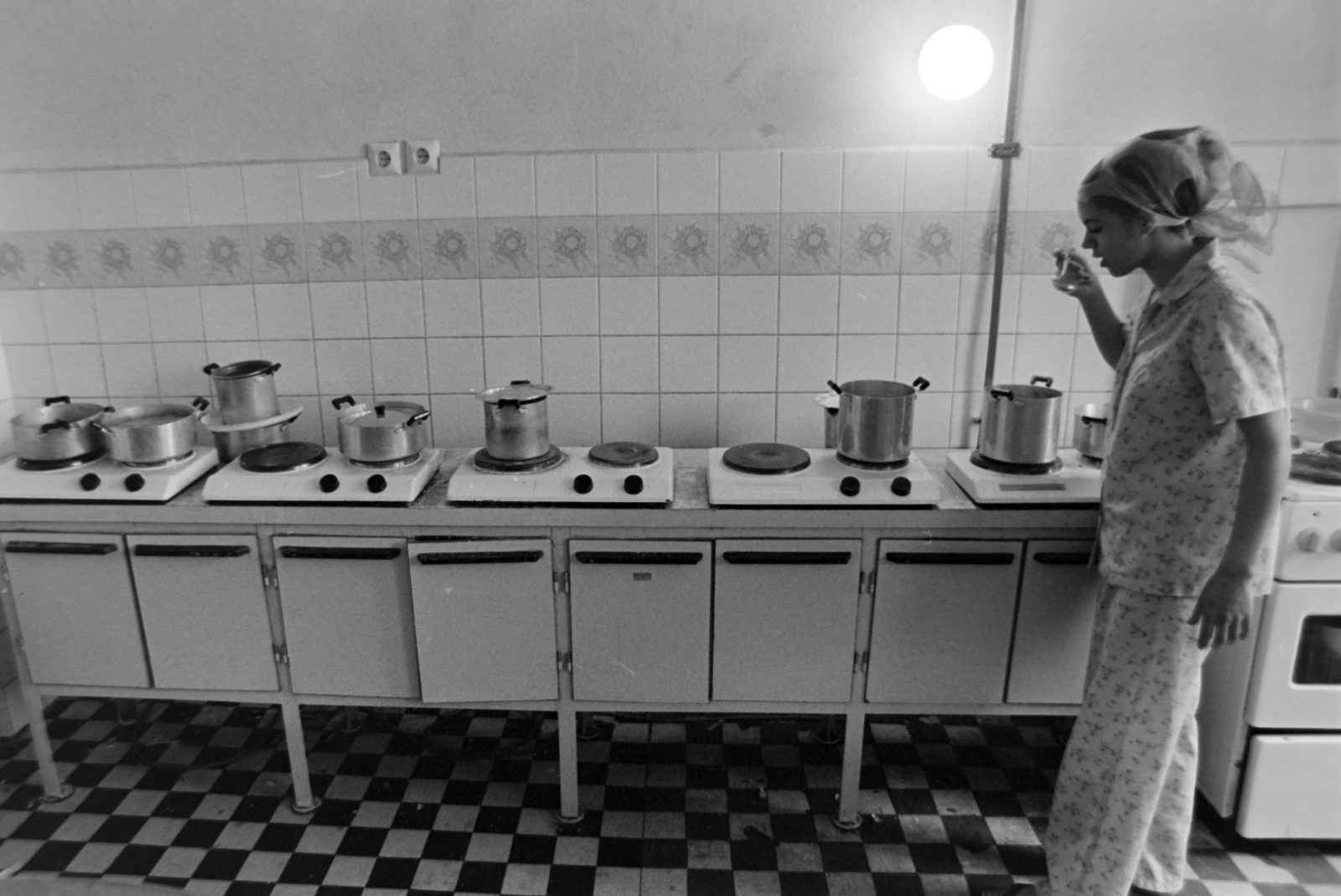 Hungary, Budapest X., Vaspálya utca, a Kőbányai Textilművek női munkásszállása. Magyarországon dolgozó kubai szövőnő., 1985, Horváth Péter, Budapest, kitchen, pot, cooker, Fortepan #184564