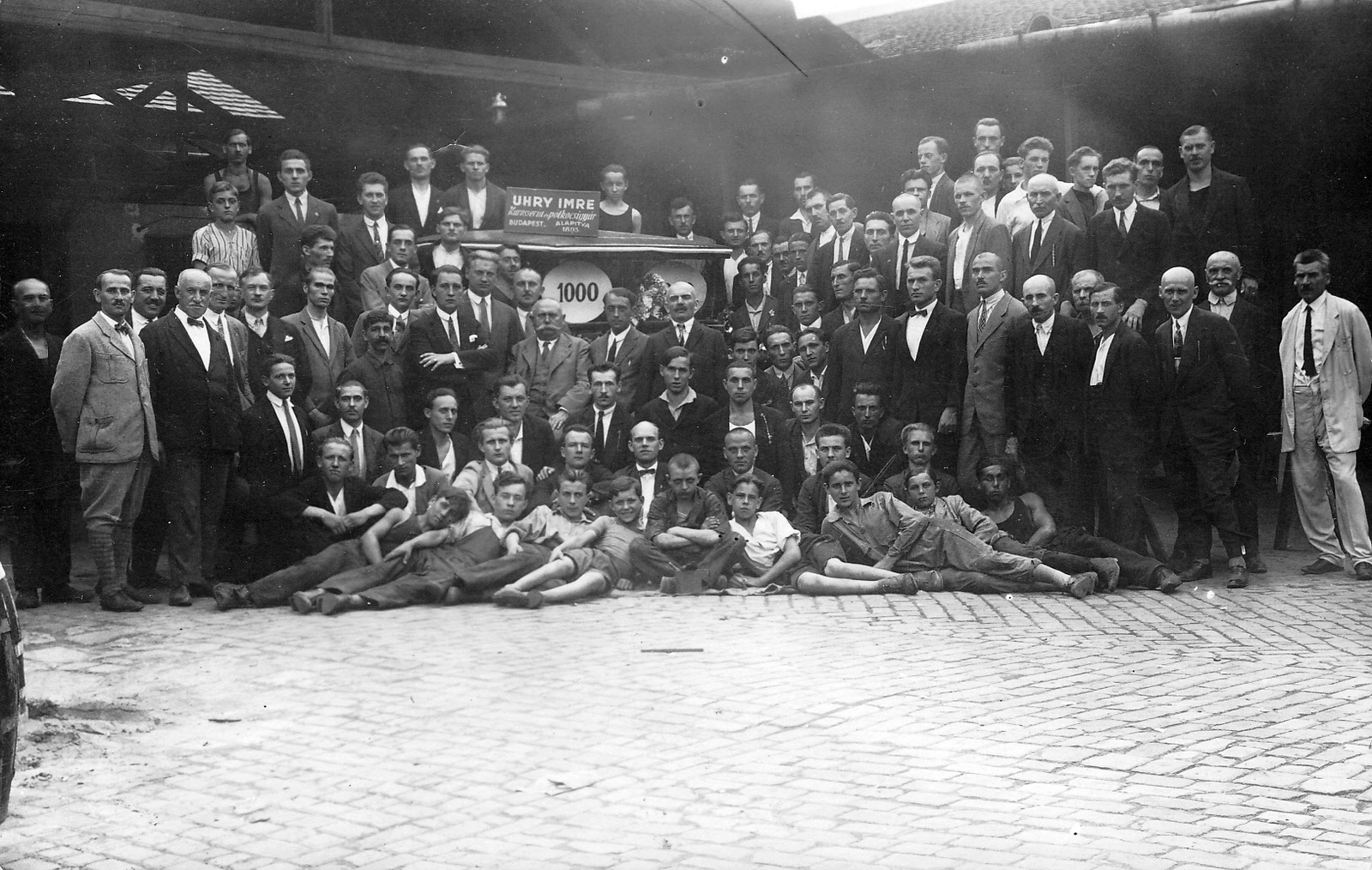 Hungary, Budapest, Uhry Imre Karosszéria és pótkocsigyár. Elkészült az 1000. gépjármű karosszéria. Csoportkép a dolgozókról., 1929, László János, transport, vehicle, tableau, Fortepan #18457