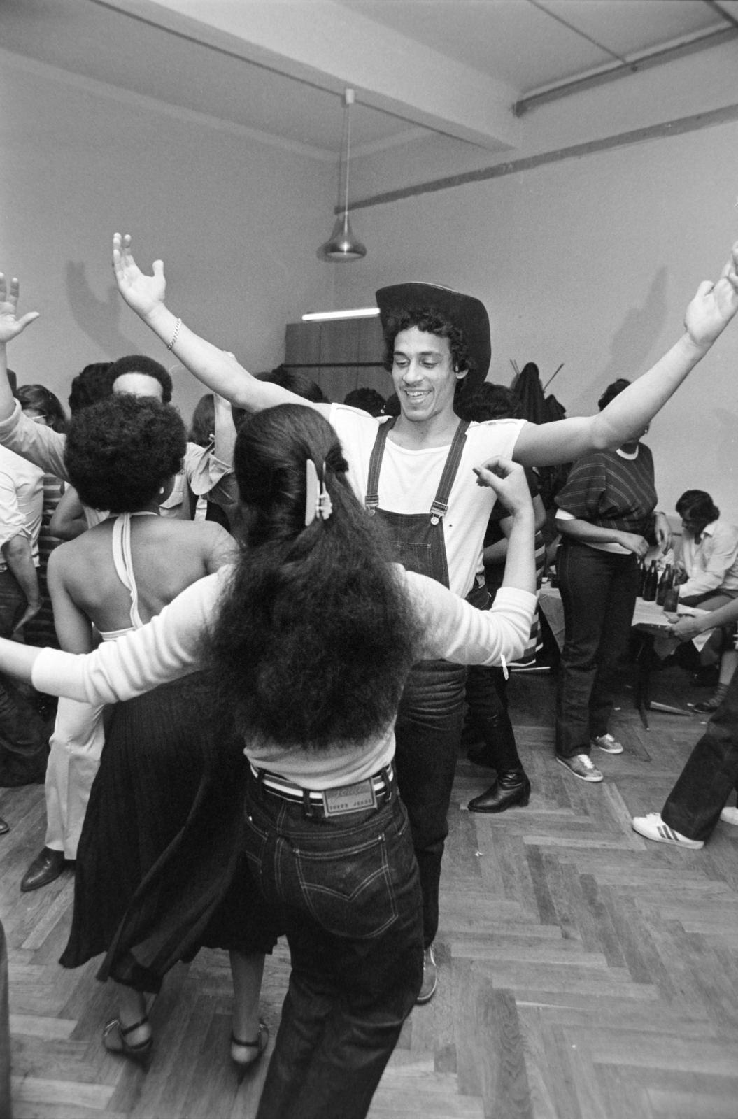 Hungary, Budapest X., Vaspálya utca, a Kőbányai Textilművek női munkásszállása. Magyarországon dolgozó kubai szövőnők., 1985, Horváth Péter, Budapest, dance, Fortepan #184576