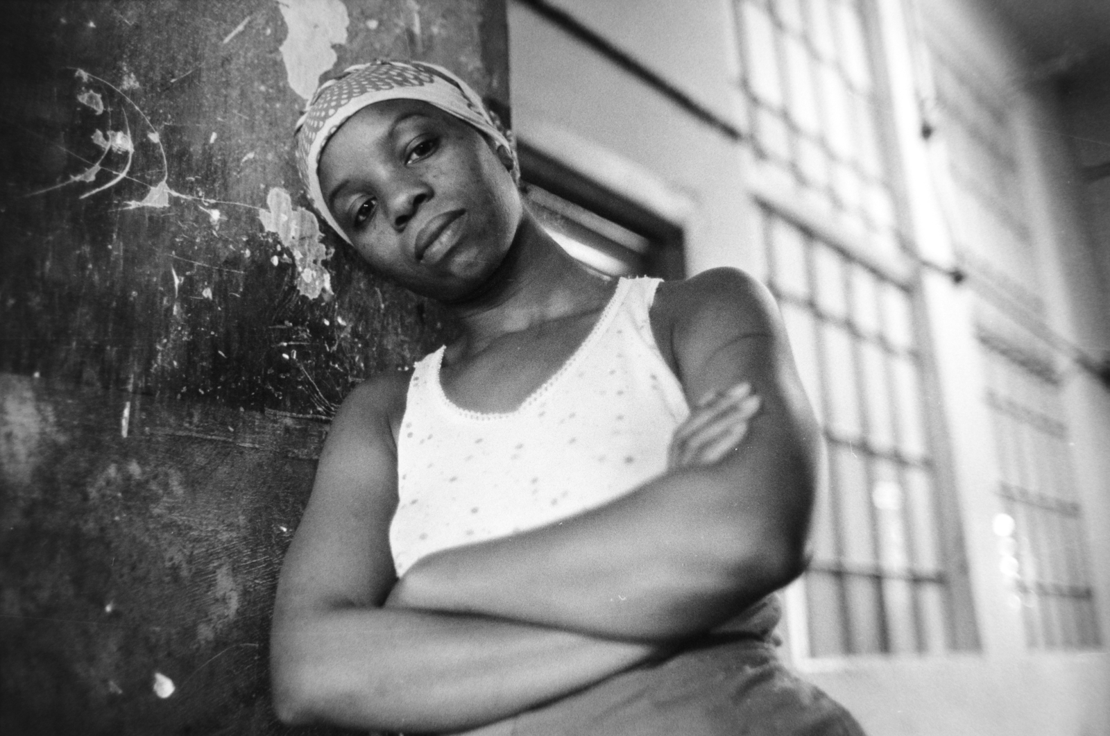 Hungary, Budapest X., Gyömrői út 84-86., Kőbányai Textilművek. Magyarországon dolgozó kubai szövőnő., 1985, Horváth Péter, Budapest, woman, arms crossed over the chest, african-american, Fortepan #184591
