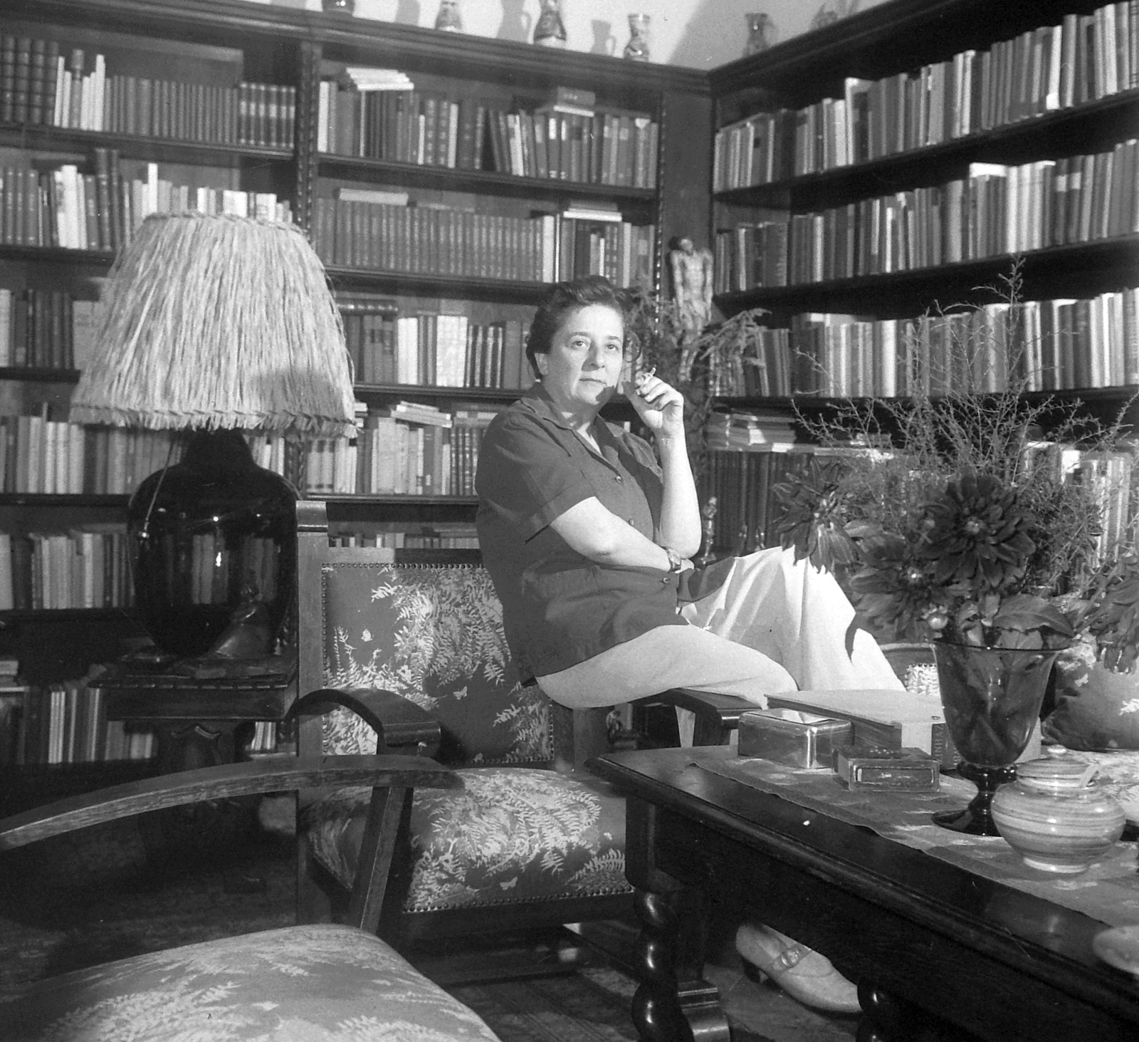 Hungary, Budapest II., Orsó utca 41., Gobbi Hilda színművésznő az otthonában., 1961, Kotnyek Antal, portrait, celebrity, cigarette, smoking, light, furniture, flower, interior, bookshelf, actor, vase, Budapest, sitting on the armrest of a chair, Fortepan #18462