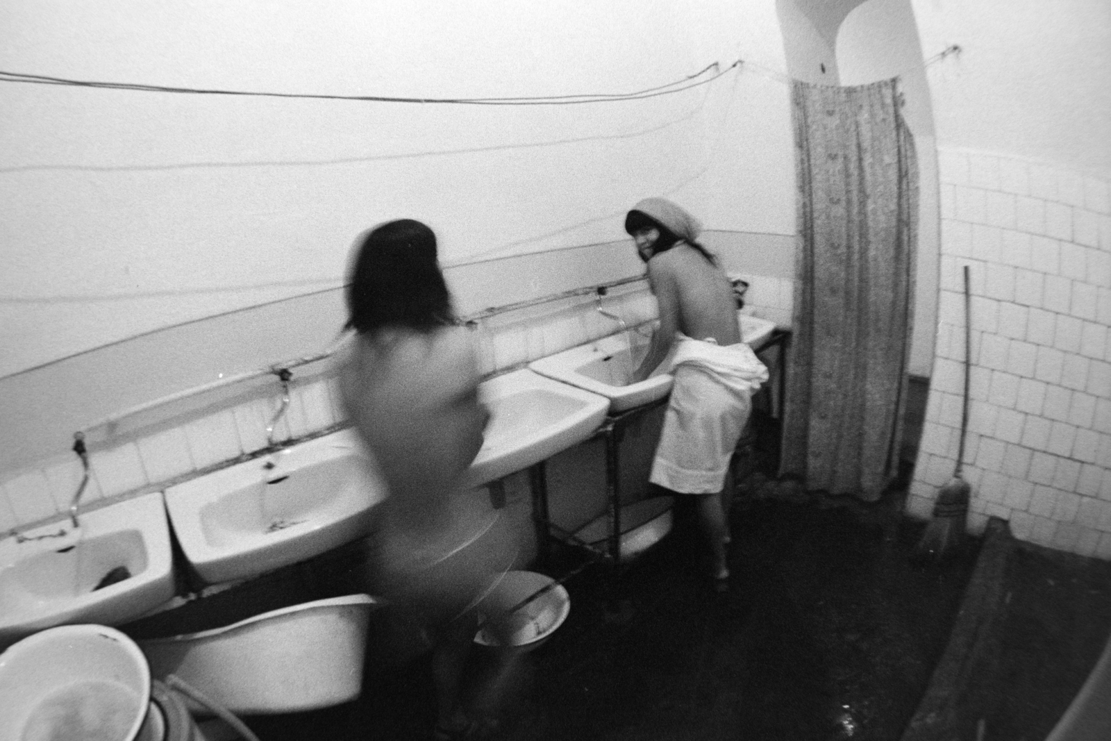 Hungary, Budapest V., Semmelweis utca 21., a Fővárosi 3. sz. Építőipari Vállalat női munkásszállása., 1982, Horváth Péter, Budapest, broom, bath, half-naked, Fortepan #184640