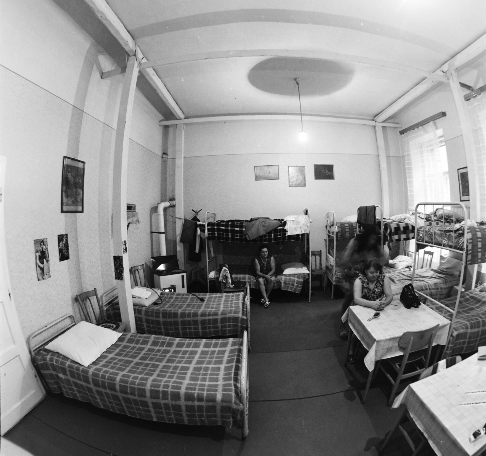 Hungary, Budapest V., Semmelweis utca 21., a Fővárosi 3. sz. Építőipari Vállalat női munkásszállása., 1982, Horváth Péter, Budapest, workers' hostel, bunk bed, fisheye lens, Fortepan #184642