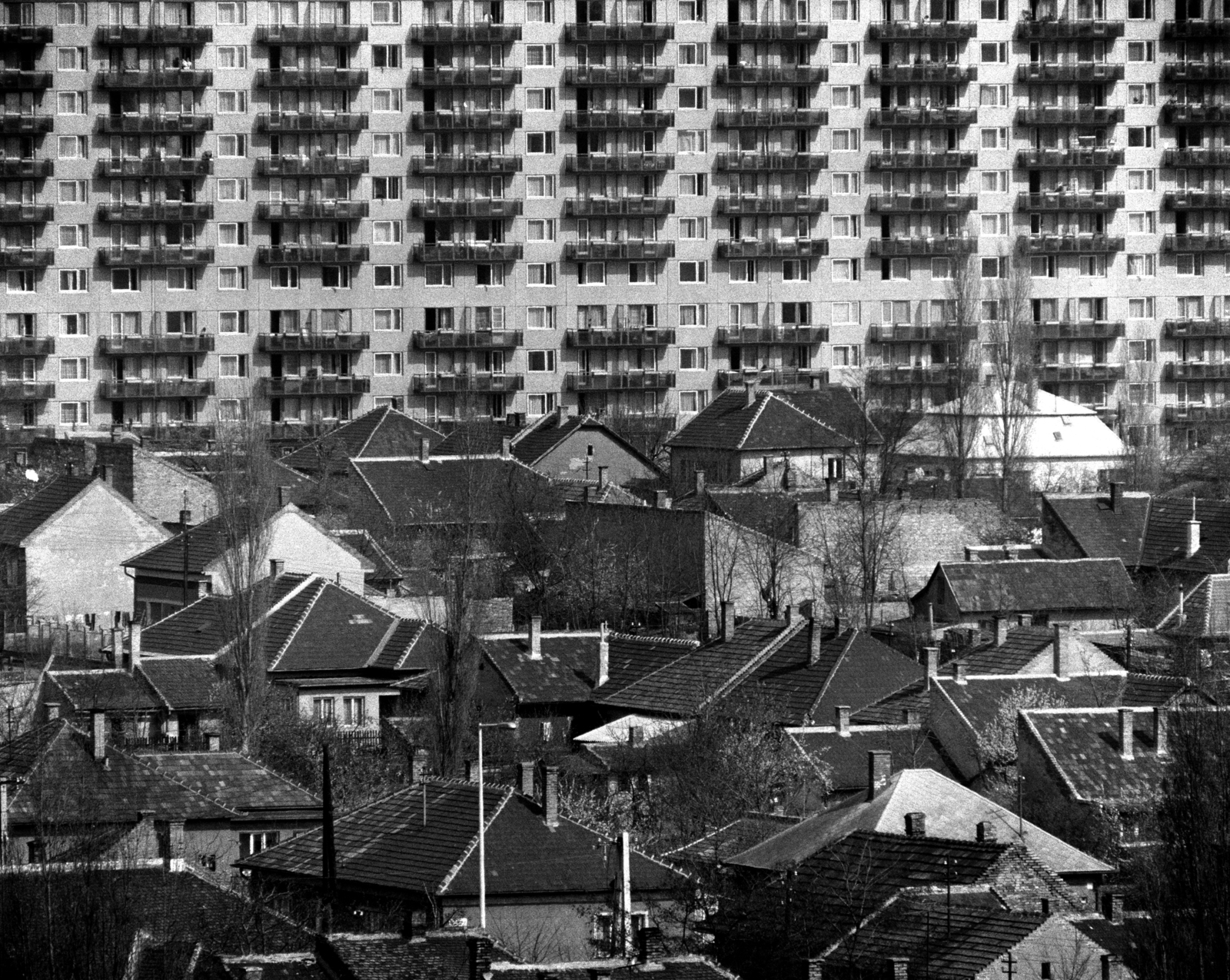 Magyarország, Újpalota, Budapest XV., szemben a Páskomliget utca 32-54. számú sávház Gazdálkodó út felőli homlokzata látható, 1976, Horváth Péter, Budapest, lakóház, háztető, lakótelep, panelház, Fortepan #184653