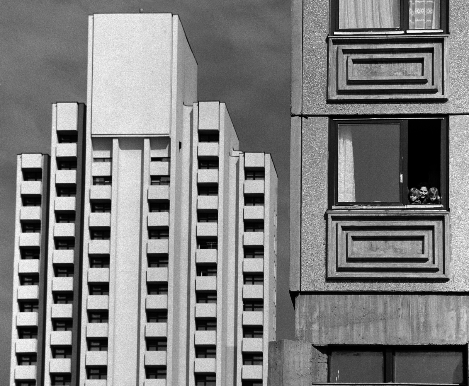 Magyarország, Újpalota, Budapest XV., balra a Nyírpalota (Hevesi Gyula) út 71., a víztoronyház, jobbra a Zsókavár utca 2. számú ház látszik., 1976, Horváth Péter, Budapest, leselkedő, modern építészet, Fortepan #184672