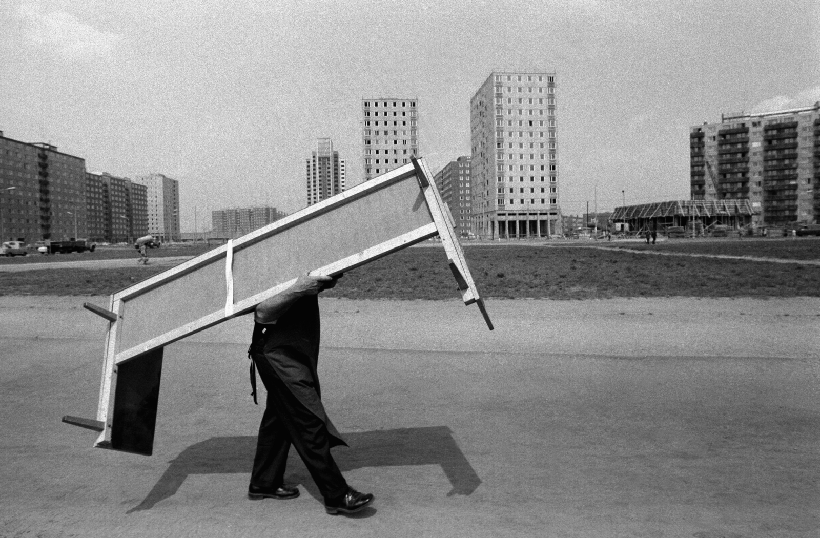 Hungary, Újpalota, Budapest XV., Fő tér, a Zsókavár utca és a Nyírpalota (Hevesi Gyula) út felé nézve, háttérben a víztoronyház., 1976, Horváth Péter, moving, Budapest, Fortepan #184678