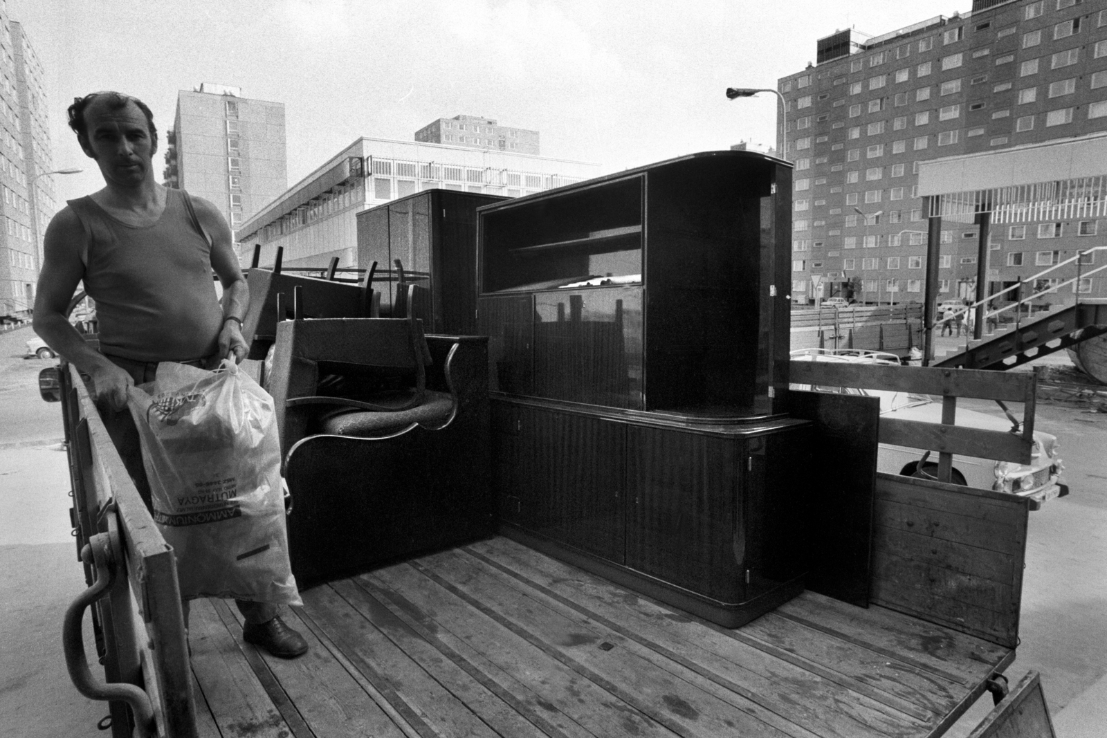 Magyarország, Újpalota, Budapest XV., a felvétel a Zsókavár 28-as számú ház előtt készült, háttérben az orvosi rendelő., 1976, Horváth Péter, költözés, Budapest, Fortepan #184679