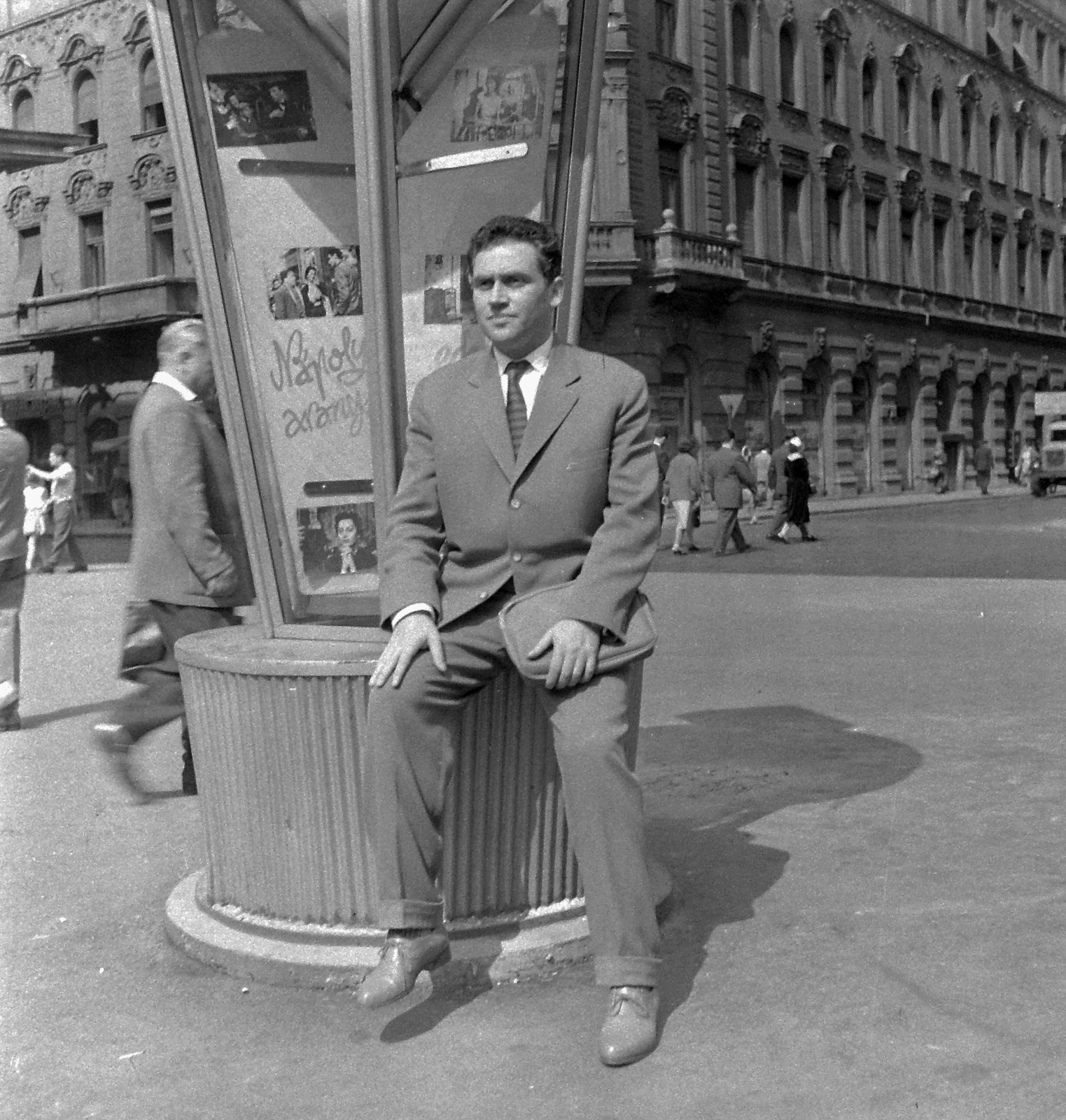 Hungary, Budapest VII., Erzsébet (Lenin) körút a Dohány utcánál, szemben a Kertész utca torkolata. Kazimir Károly rendező, színigazgató., 1960, Kotnyek Antal, portrait, ad, art of theater, celebrity, street view, ad pillar, movie theater, Budapest, Fortepan #18468