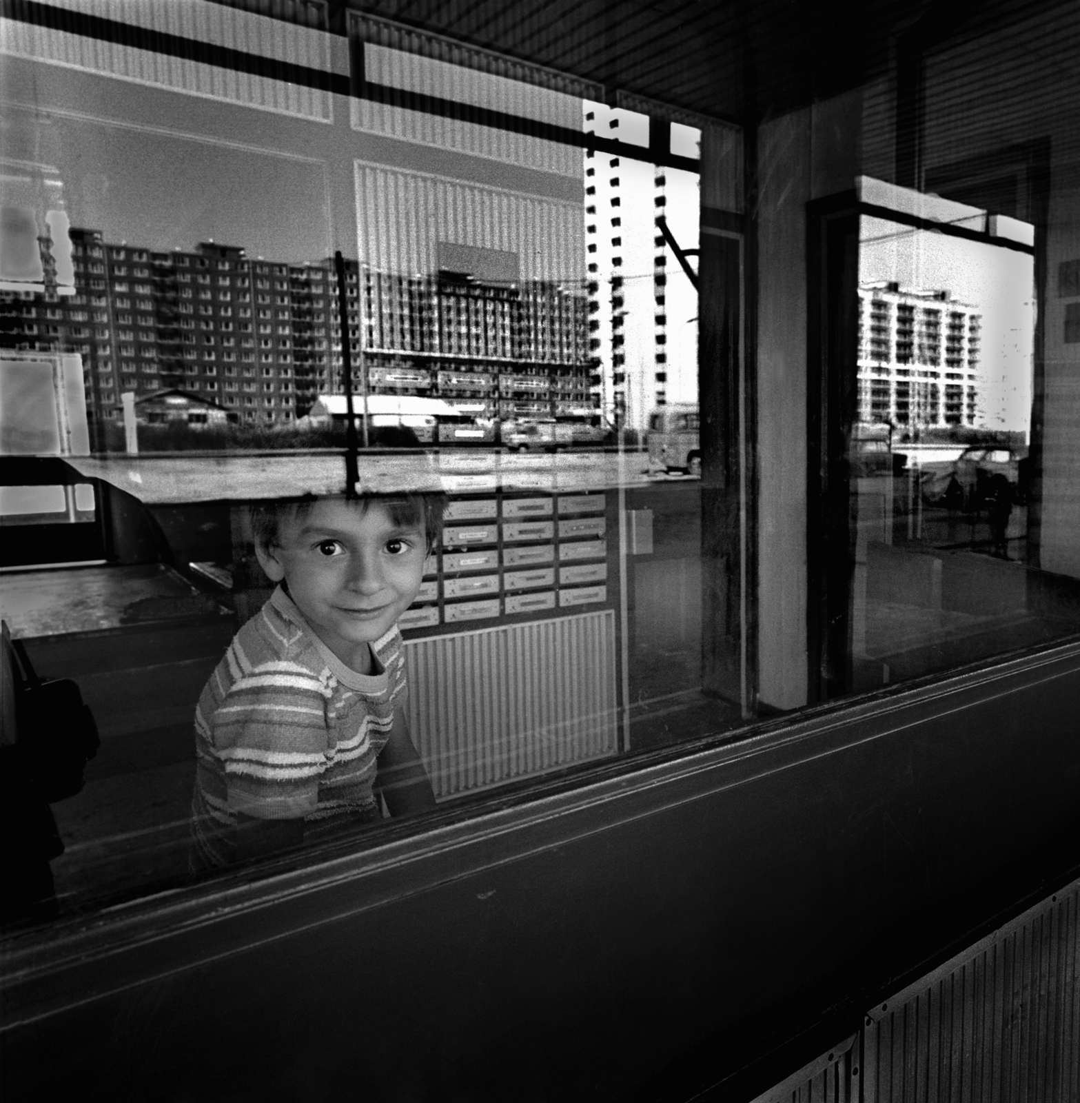 Hungary, Újpalota, Budapest XV., 1976, Horváth Péter, Budapest, window, blocks, reflection, kid, Fortepan #184687