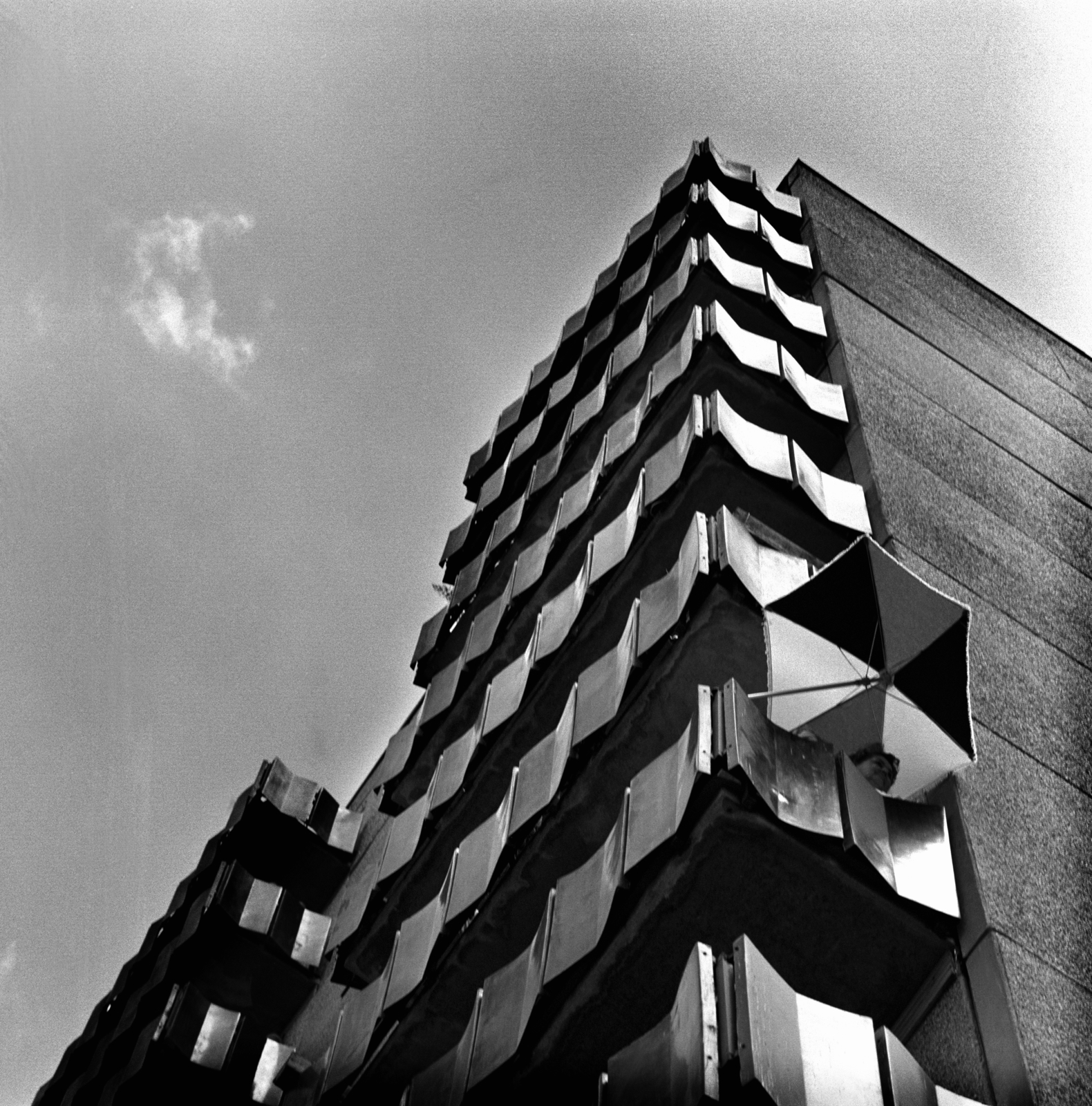 Hungary, Újpalota, Budapest XV., Erdőkerülő utca., 1976, Horváth Péter, concrete block of flats, bottom view, balcony, Budapest, Fortepan #184689