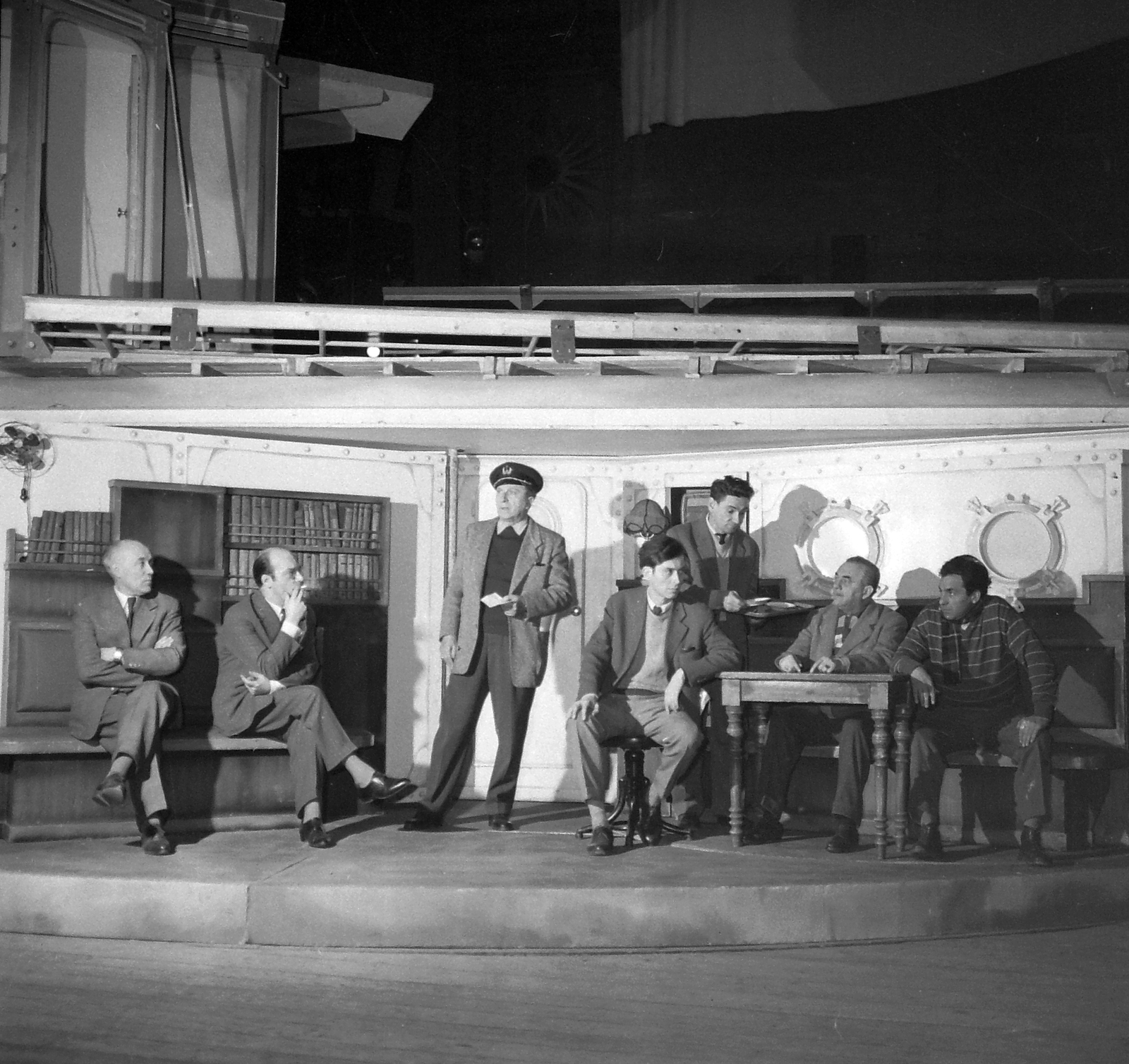 Hungary, Budapest XIII., Vígszínház (ekkor a Magyar Néphadsereg Színháza), az Idegen partok előtt című színdarab előadása (1960). A szereplők balról jobbra: Zách János, Szakáts Miklós, Páger Antal, Keres Emil, Nagy István, Pethes Sándor, Pálos György., 1960, Kotnyek Antal, art of theater, celebrity, stage, theater performance, Budapest, Fortepan #18470