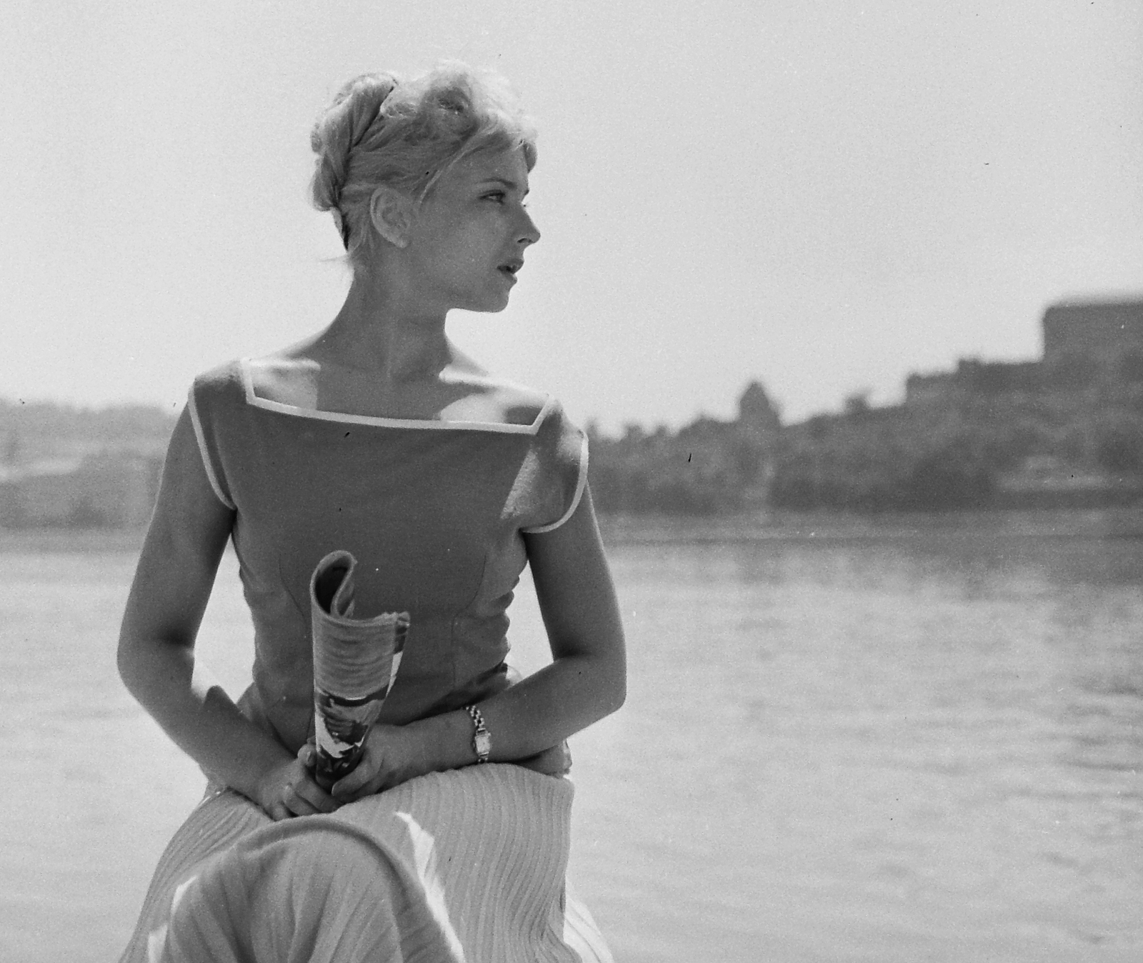 Hungary, Budapest, Házy Erzsébet operaénekes, háttérben a budai Duna-part és a Budavári Palota (korábban Királyi Palota)., 1959, Kotnyek Antal, portrait, celebrity, Fortepan #18471