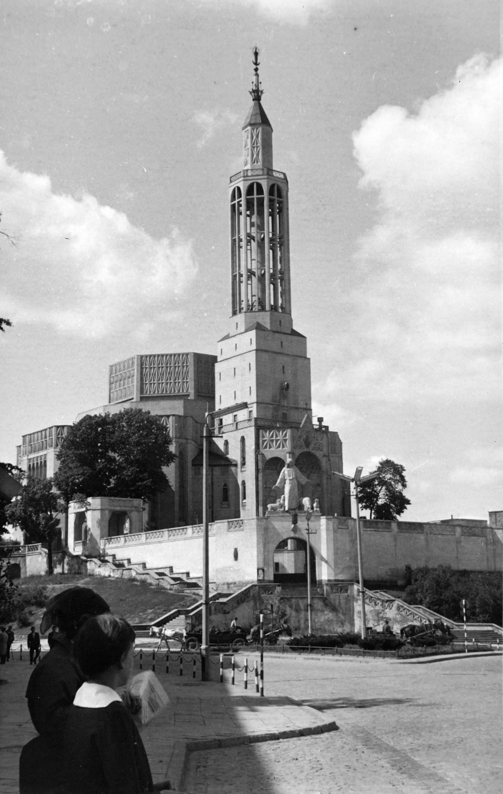 Lengyelország, Białystok, ulica Lipowa, szemben a Szent Rókus-templom (Bazylika św. Rocha)., 1964, Inkei Péter, Fortepan #184726