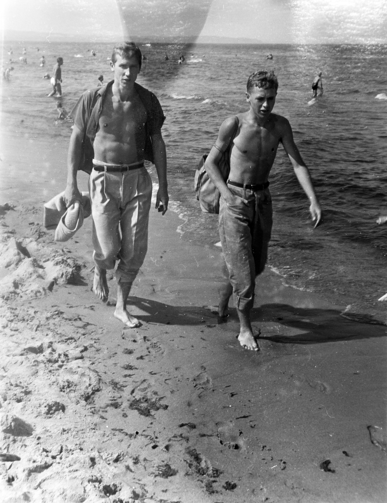 Lengyelország, Gdańsk, Balti-tenger, Gdański-öböl., 1963, Inkei Péter, tengerpart, mezítláb, fiúk, Fortepan #184739