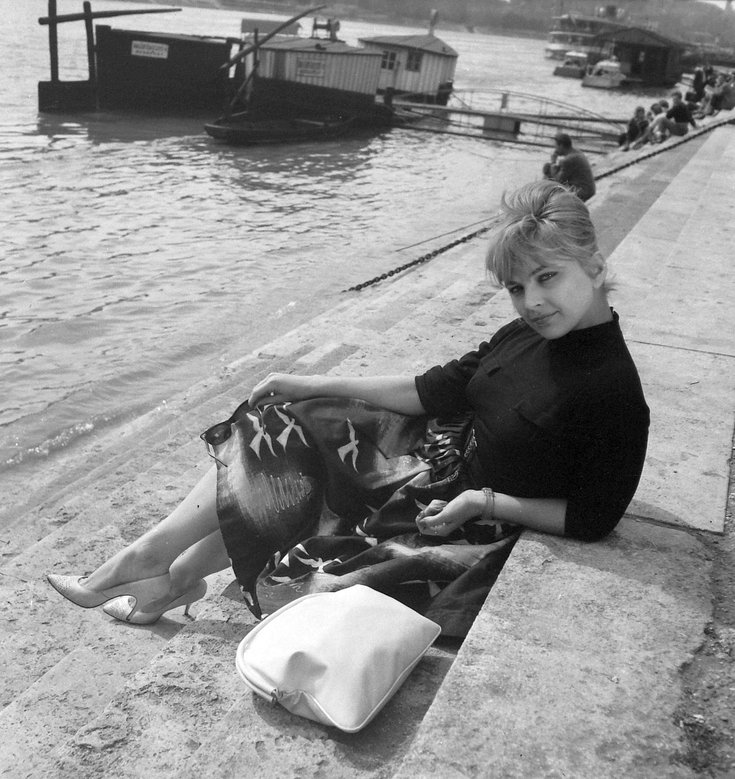 Hungary, Budapest V., Belgrád rakpart. Házy Erzsébet operaénekes., 1960, Kotnyek Antal, portrait, art of theater, fashion, stairs, shore, handbag, Budapest, prop up on elbows, sitting on stairs, Fortepan #18475