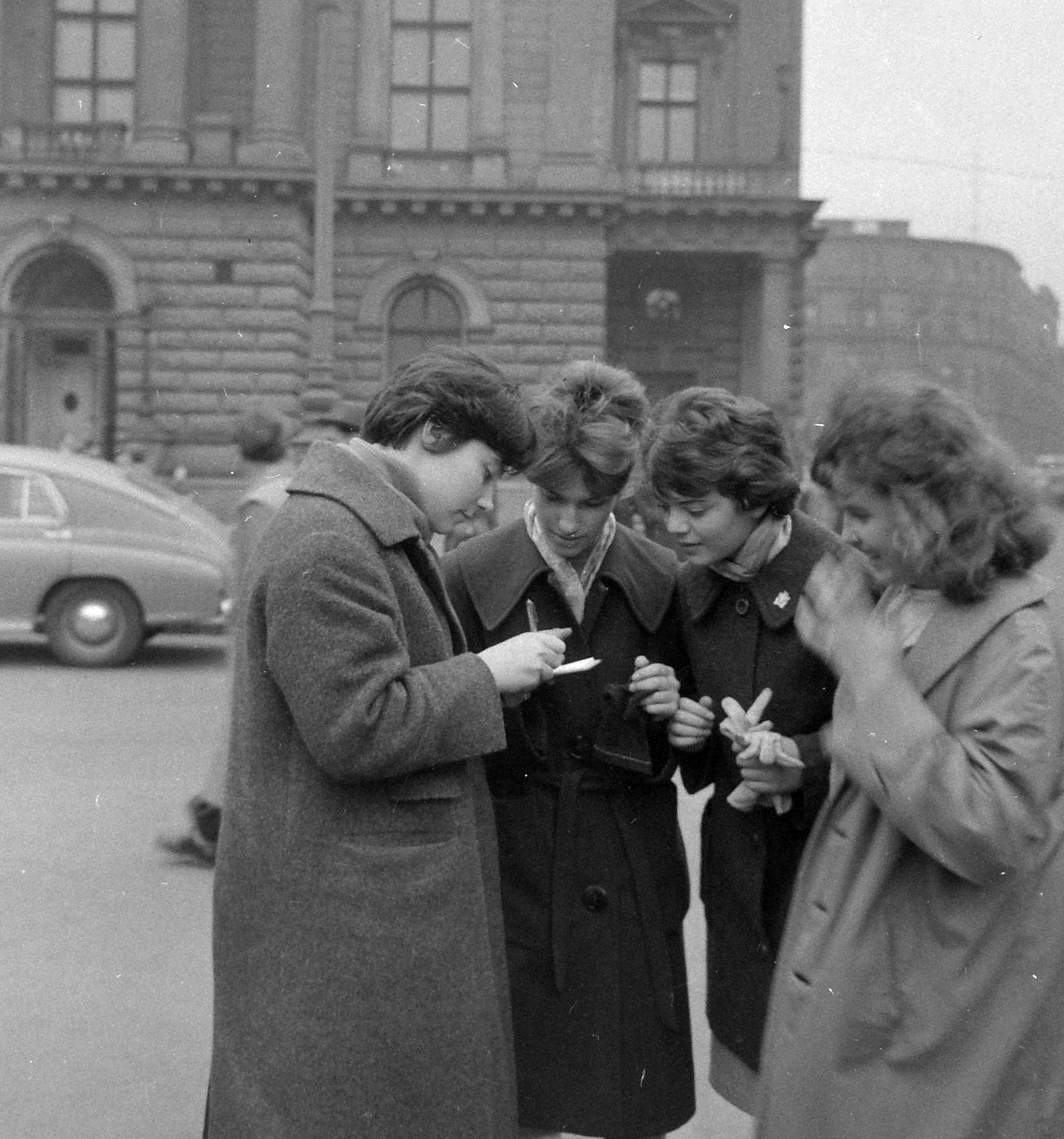 Hungary, Budapest VIII., Blaha Lujza tér, a Nemzeti Színház előtt Tatjána Szamojlova szovjet színésznő autogramot ad., 1961, Kotnyek Antal, art of theater, celebrity, fashion, national theater, genre painting, Fellner and Helmer-design, gloves, lady, coat, scarf, eclectic architecture, Budapest, Fortepan #18476