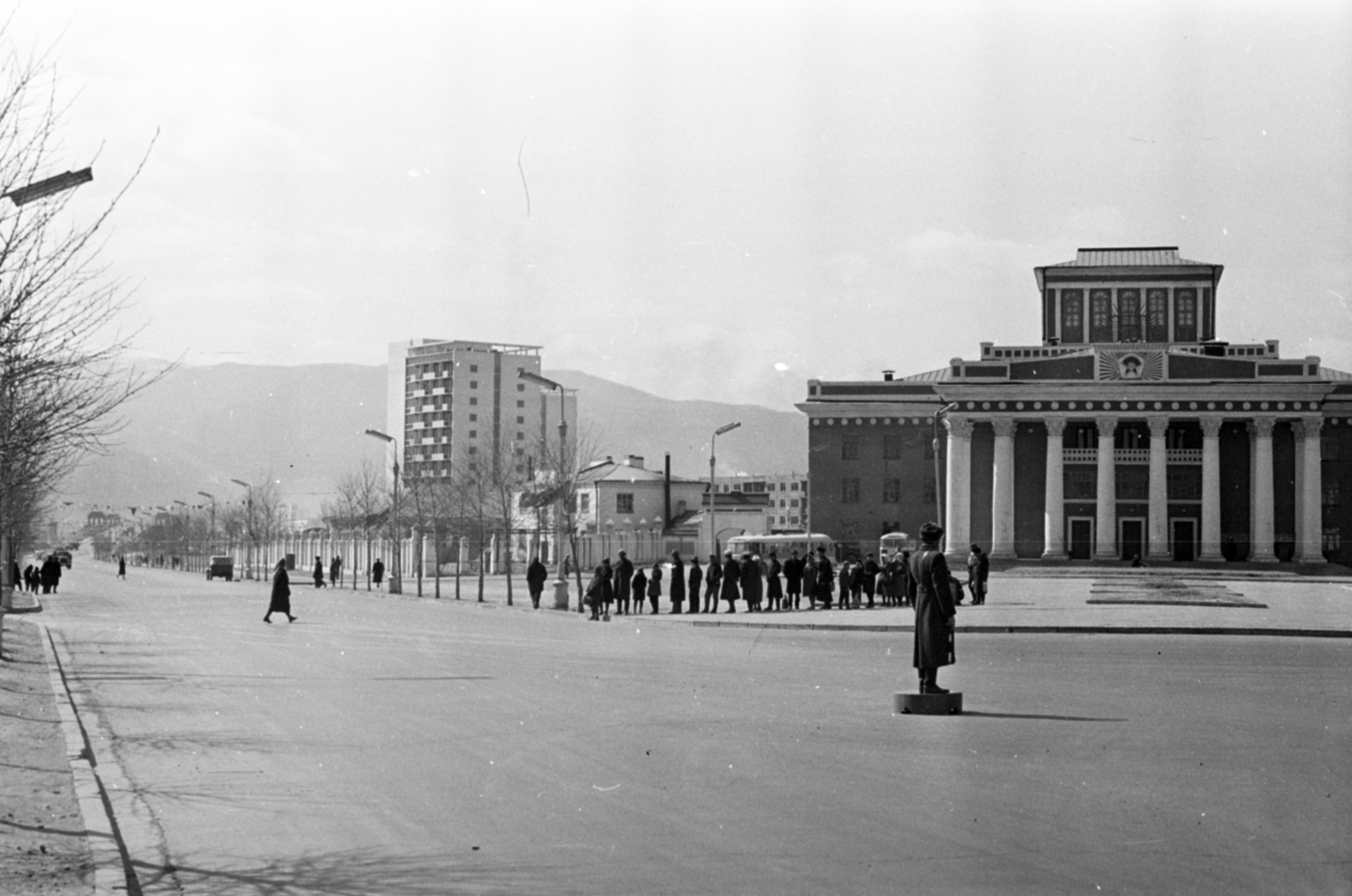 Mongolia, Ulánbátor, Dzsingisz sugárút, jobbra a Nemzeti Akadémiai Drámai Színház, 1967, Inkei Péter, Fortepan #184811