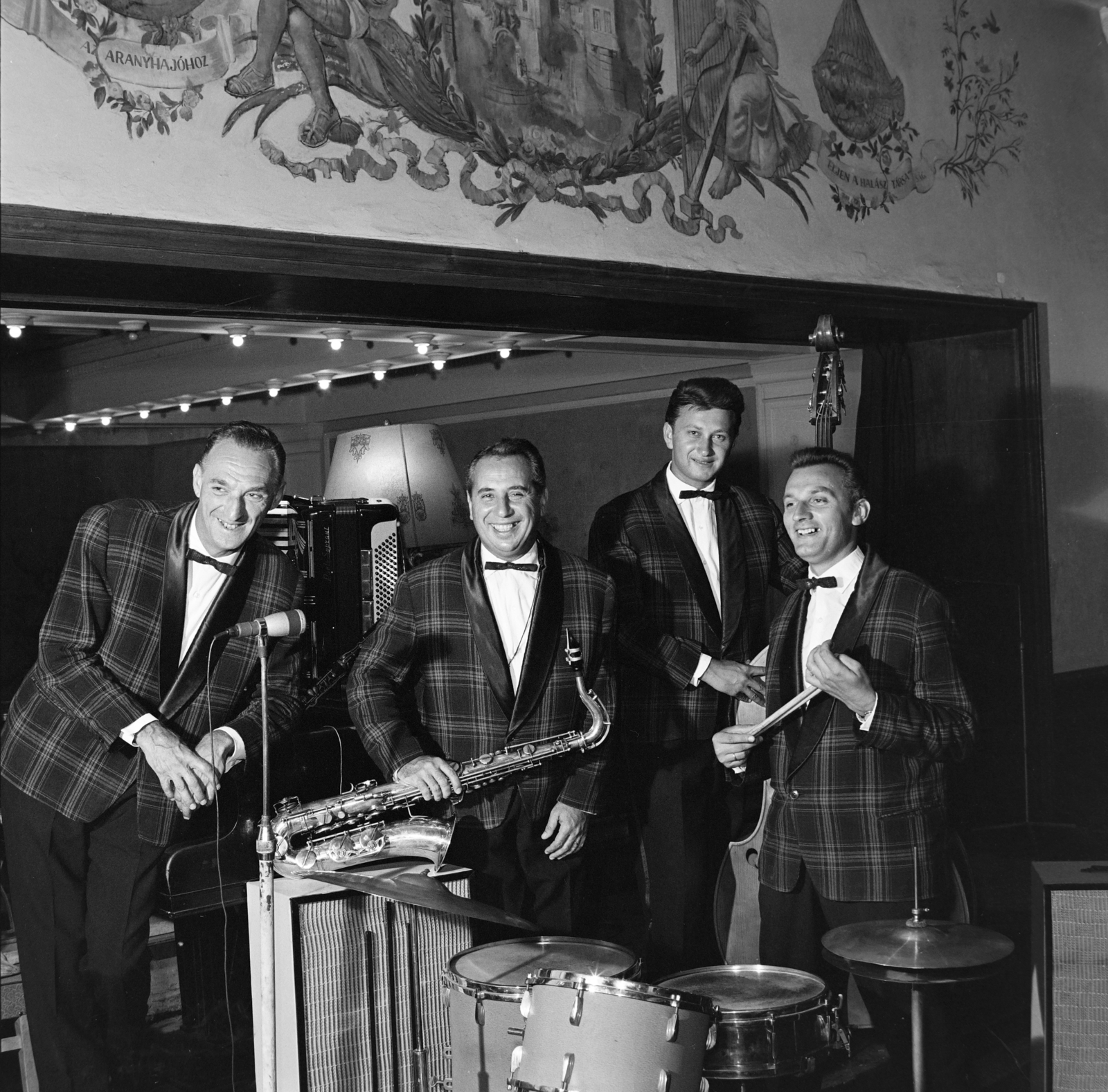 Magyarország, Keiser Mihály és táncquartettje., 1960, Inkey Tibor, kockás ruha, csokornyakkendő, zenekar, cintányér, dob, dobos, Fortepan #184833
