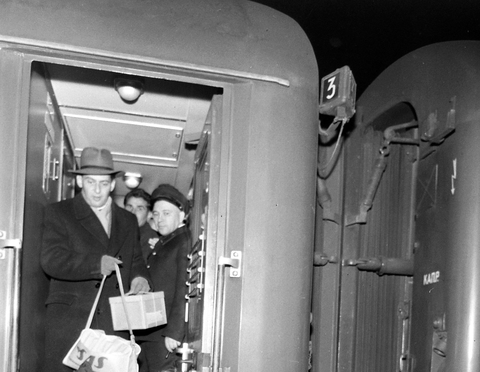 Hungary, Budapest VIII., Keleti pályaudvar., 1960, Kotnyek Antal, transport, railway, rail, conductor, Budapest, Fortepan #18486