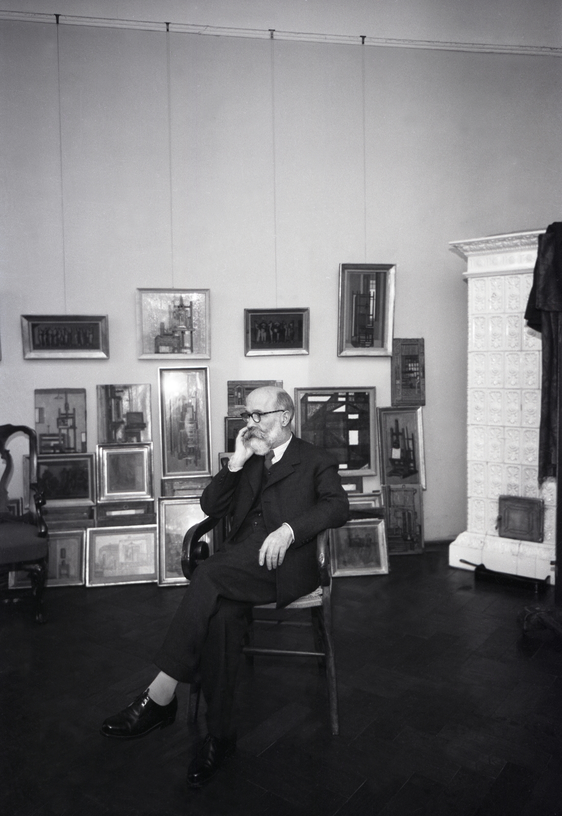 Hungary, Budapest VI., Benczúr utca 2., Barcsay Jenő festőművész a műtermében., 1960, Kotnyek Antal, portrait, art, tile stove, glasses, furniture, studio, painting, beard, Budapest, Fortepan #18488