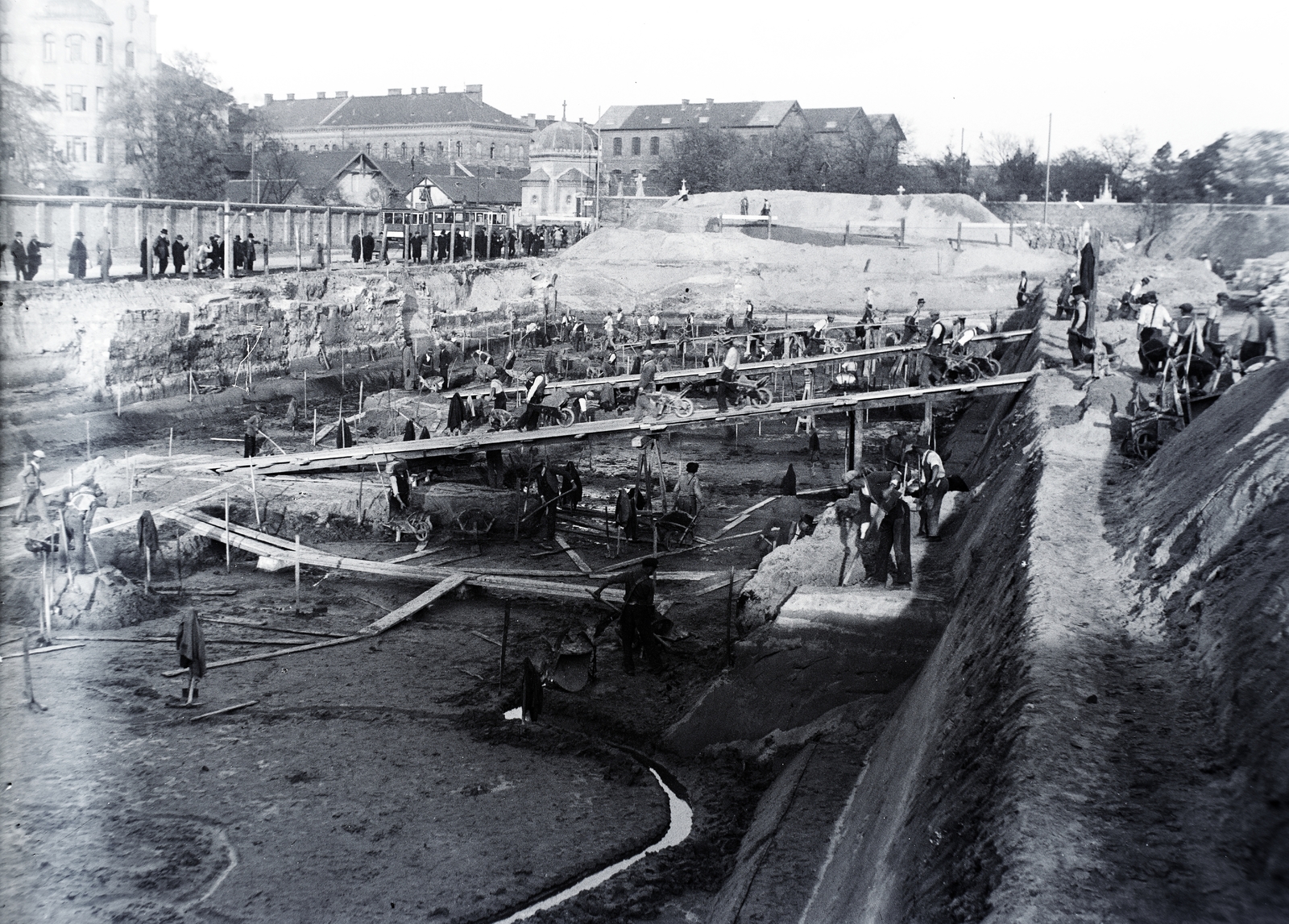 Magyarország, Budapest VIII., Fiumei út a Festetics György utca torkolata és a Mosonyi utcai rendőrlaktanya felé nézve, a Baleseti Intézet épületének alapozása., 1937, Inkey Tibor, Budapest, Fortepan #184883