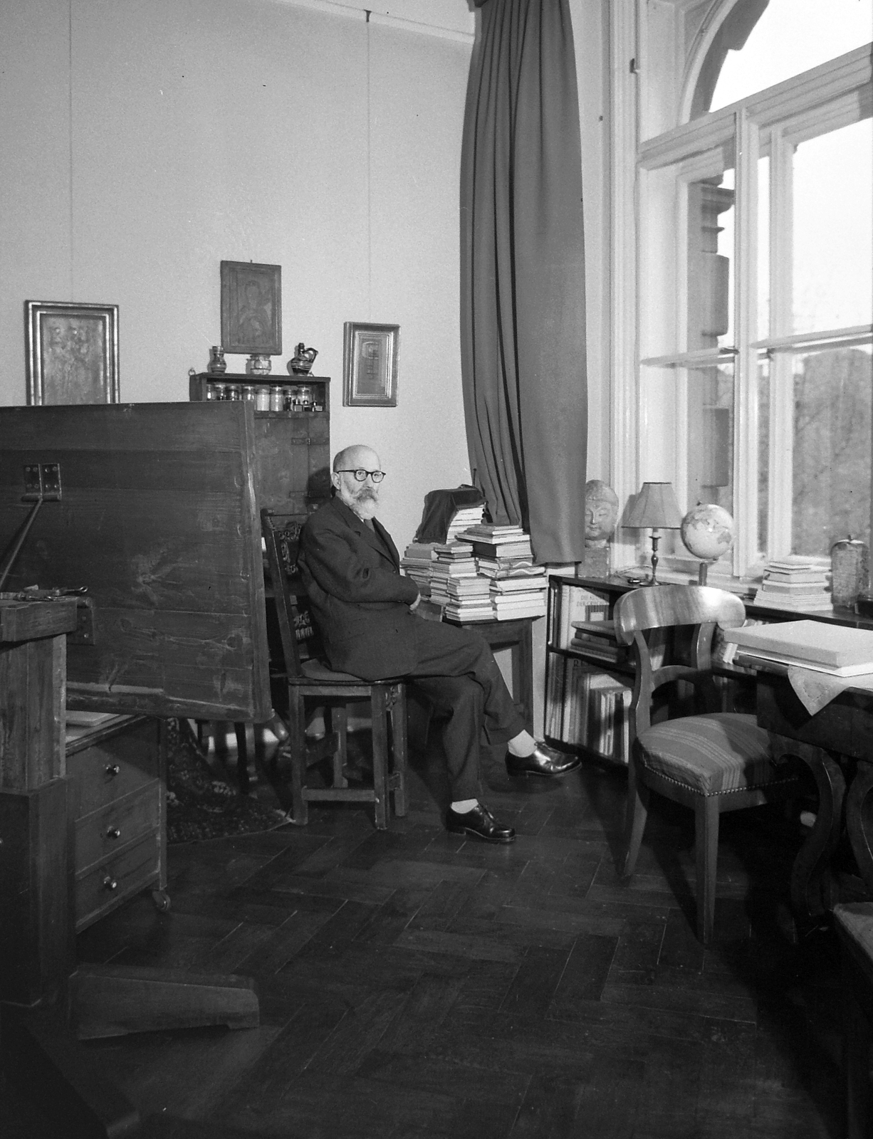 Hungary, Budapest VI., Benczúr utca 2., Barcsay Jenő festőművész a műtermében., 1960, Kotnyek Antal, portrait, art, celebrity, light, book, furniture, studio, wall picture, globe, easel, Budapest, Fortepan #18490