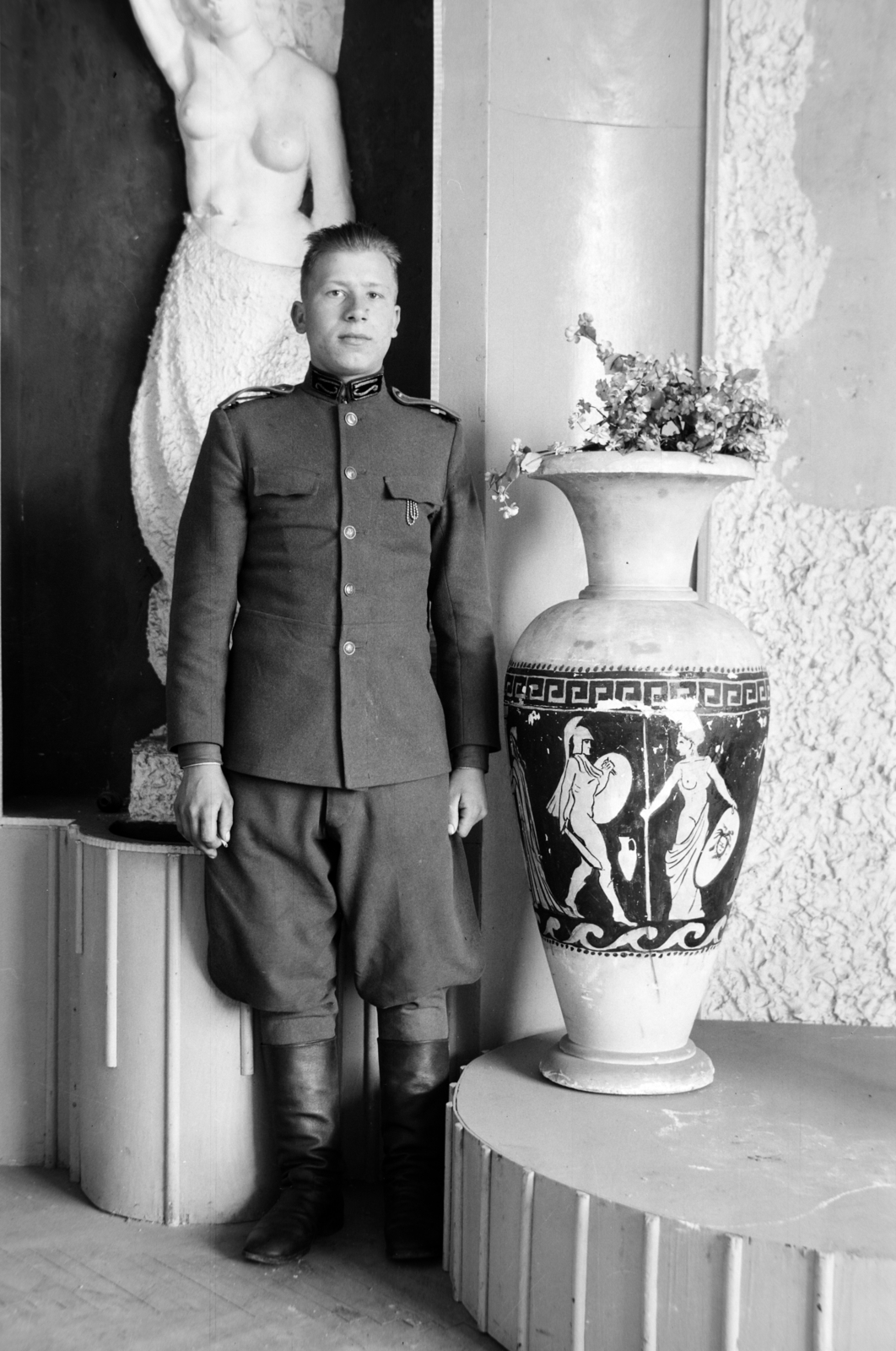 1945, Inkey Tibor, Soviet soldier, staged, vase, Fortepan #184900