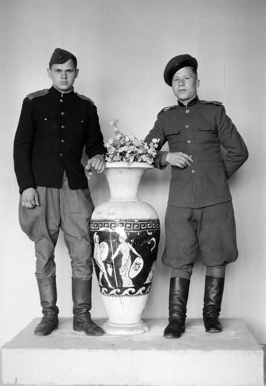 1945, Inkey Tibor, katona, beállított, váza, dekoráció, Best of, Fortepan #184904